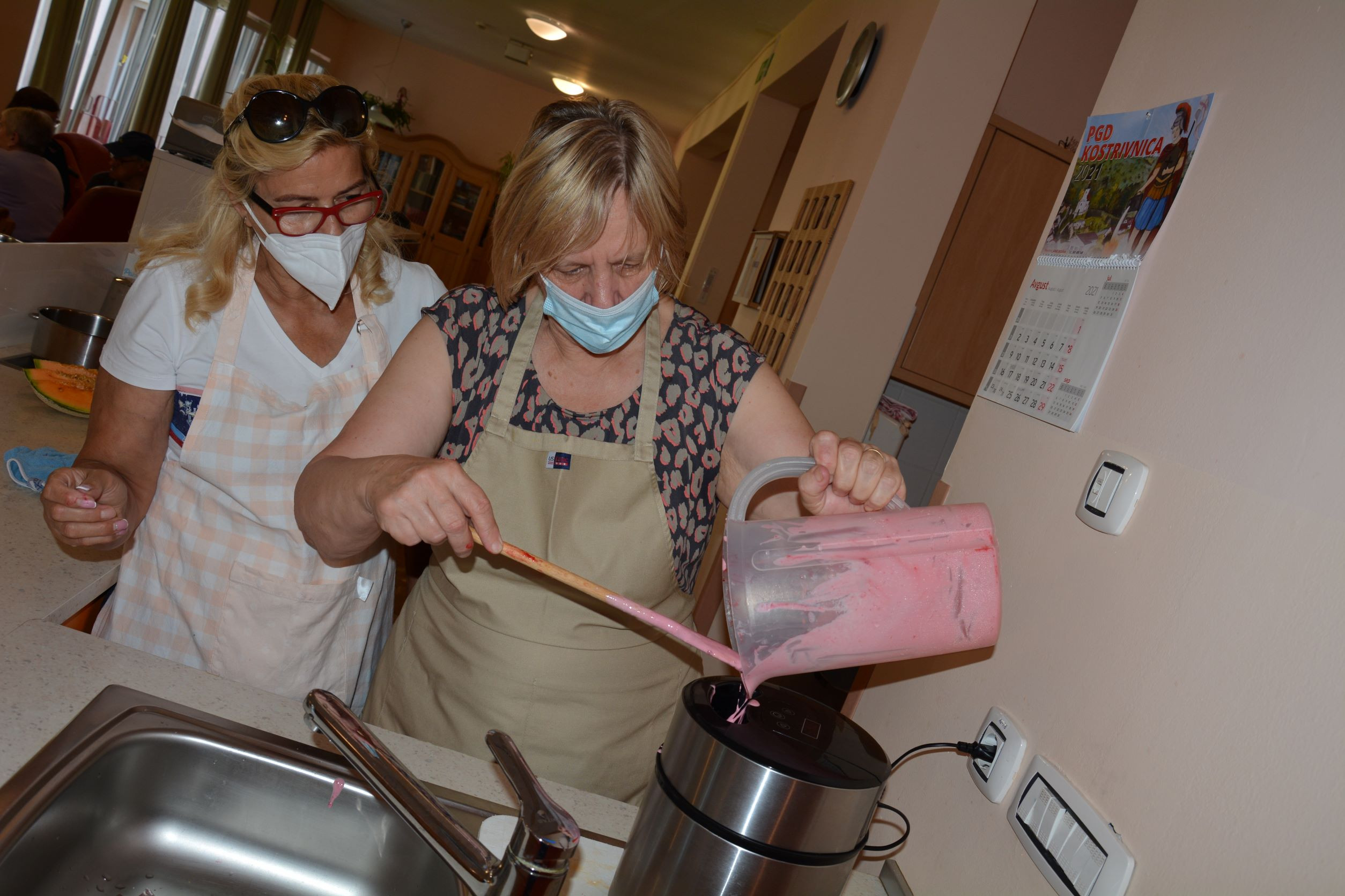 Sadna kupa z domačim sladoledom