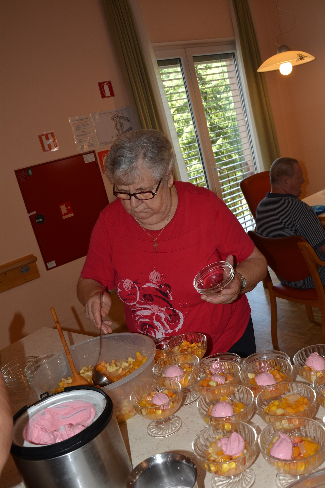 Sadna kupa z domačim sladoledom