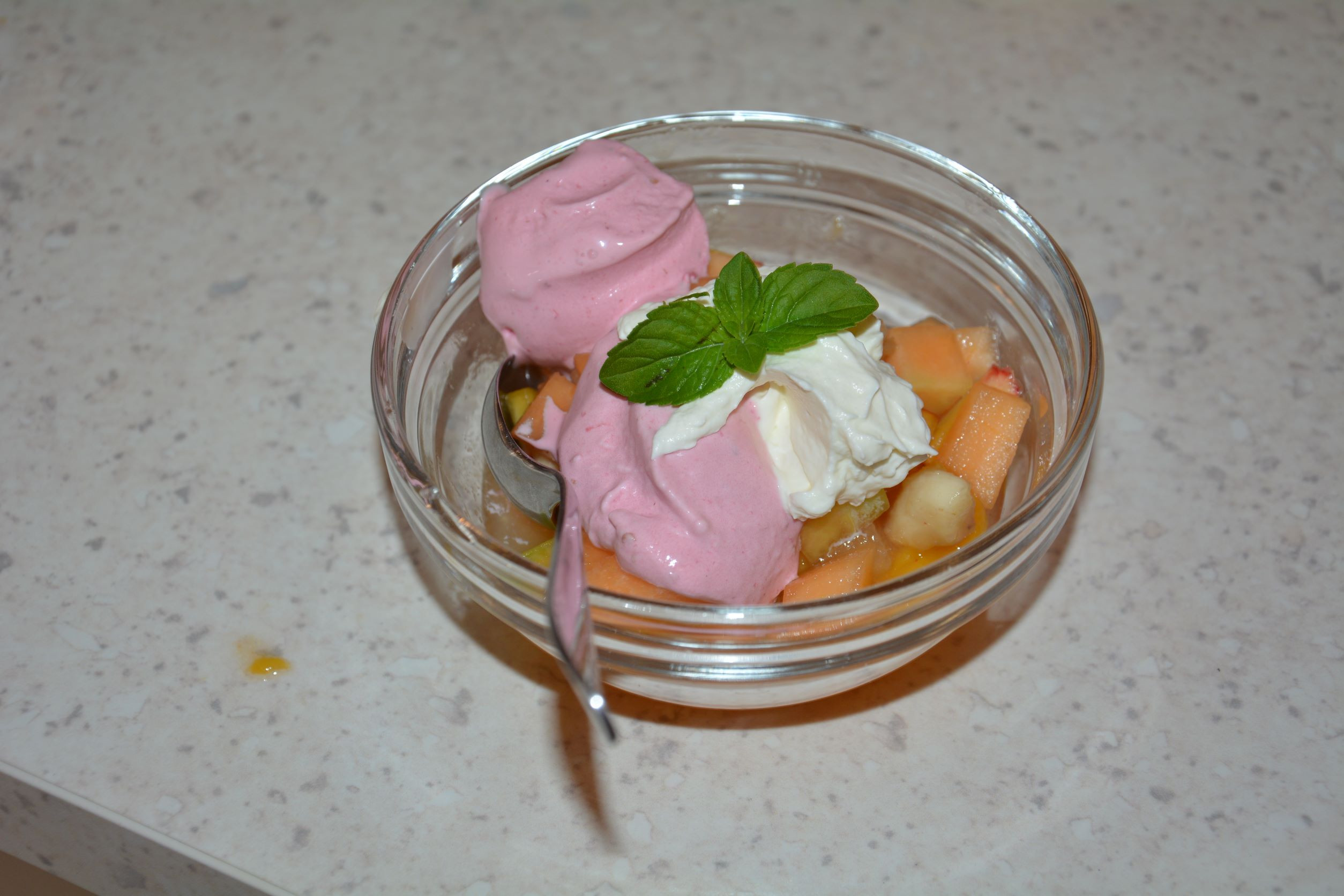 Sadna kupa z domačim sladoledom