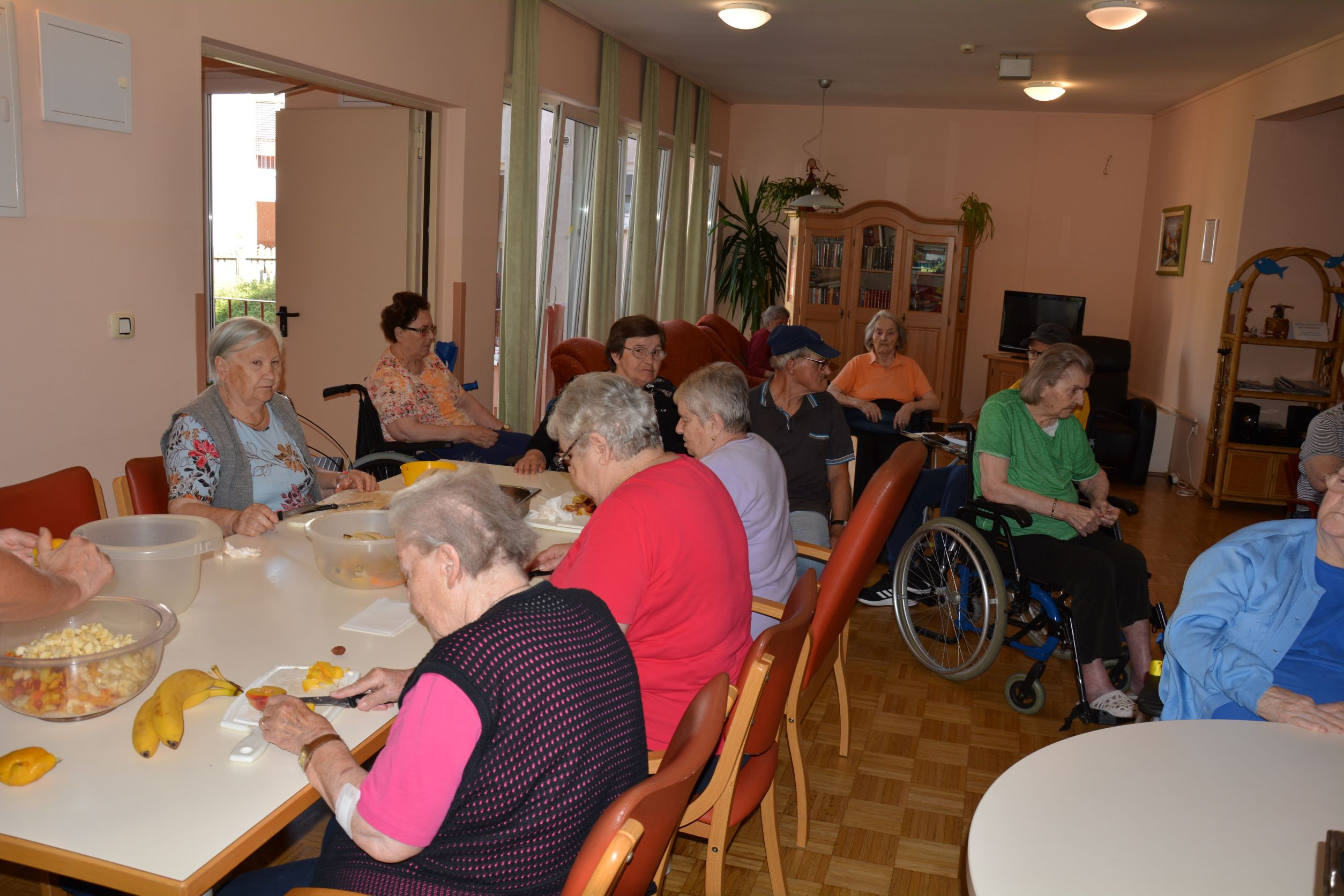 Sadna kupa z domačim sladoledom