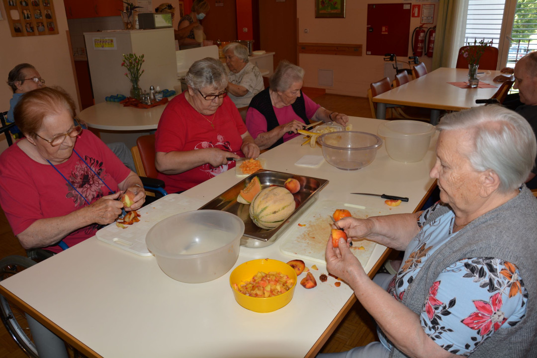 Sadna kupa z domačim sladoledom