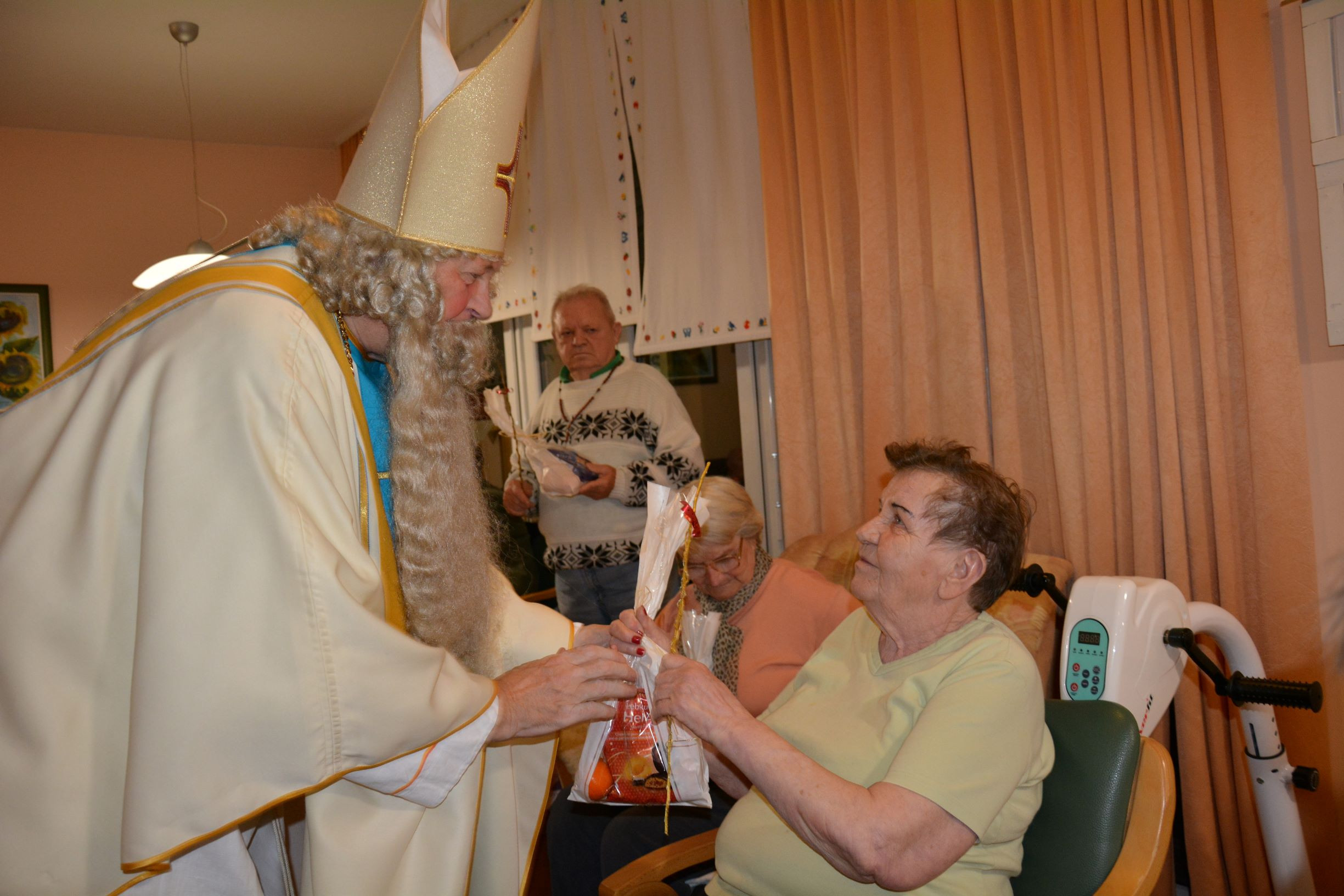 Spet je k nam Miklavž prišel