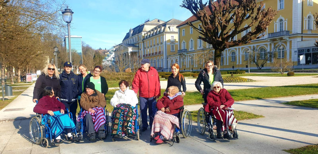 Sprehod do Anine galerije