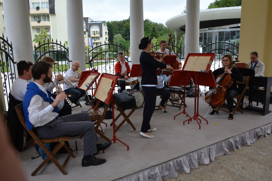 Sprehod in obisk promenadnega koncerta Musice Camerate