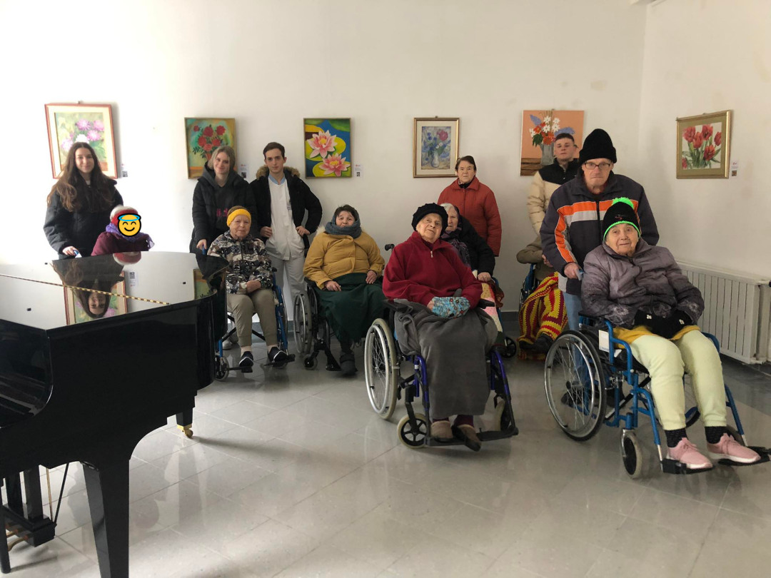 Sprehod v park ter ogled razstave društva Hospic