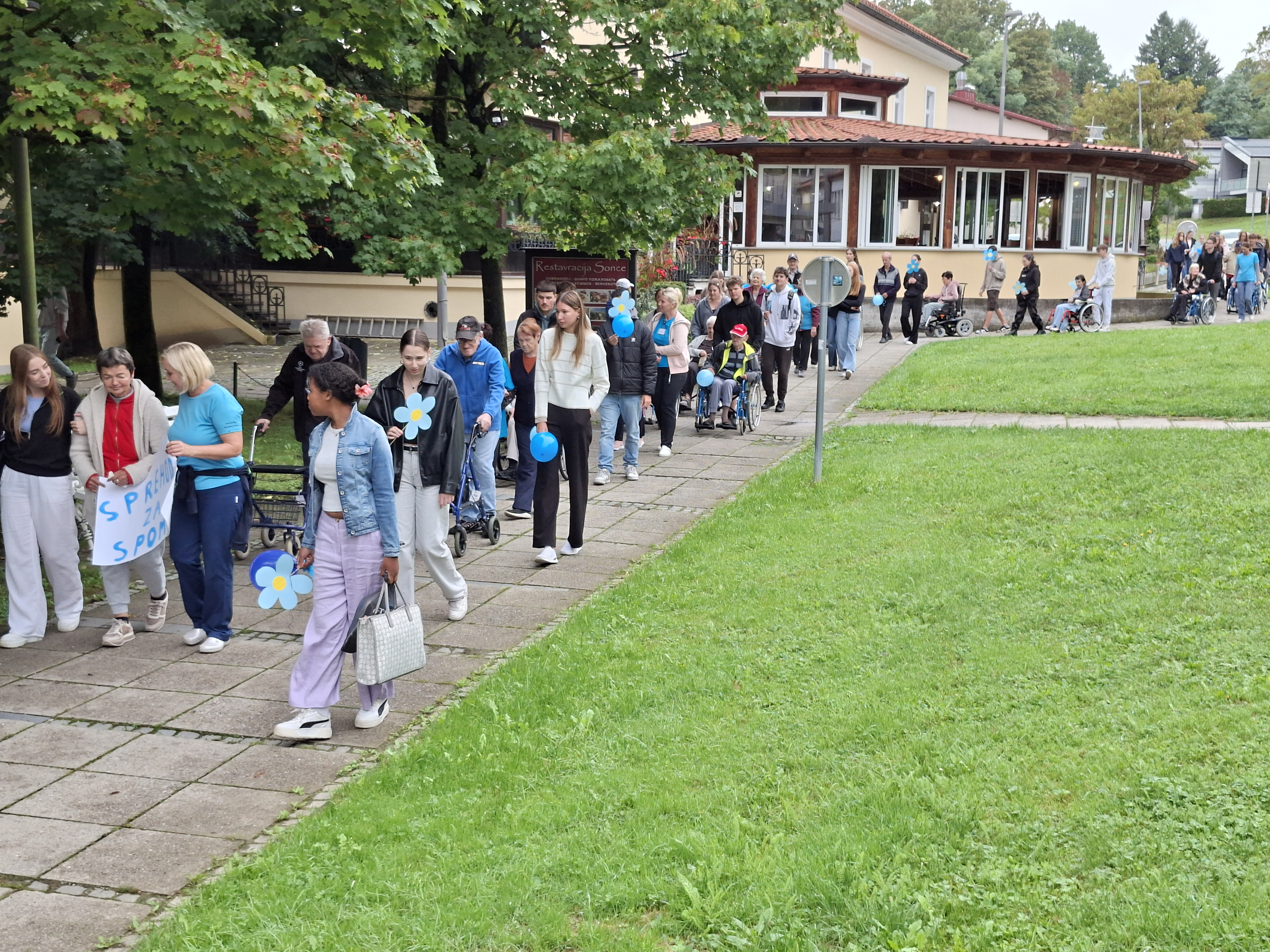 SPREHOD ZA SPOMIN OB DNEVU ALZHEIMERJEVE BOLEZNI