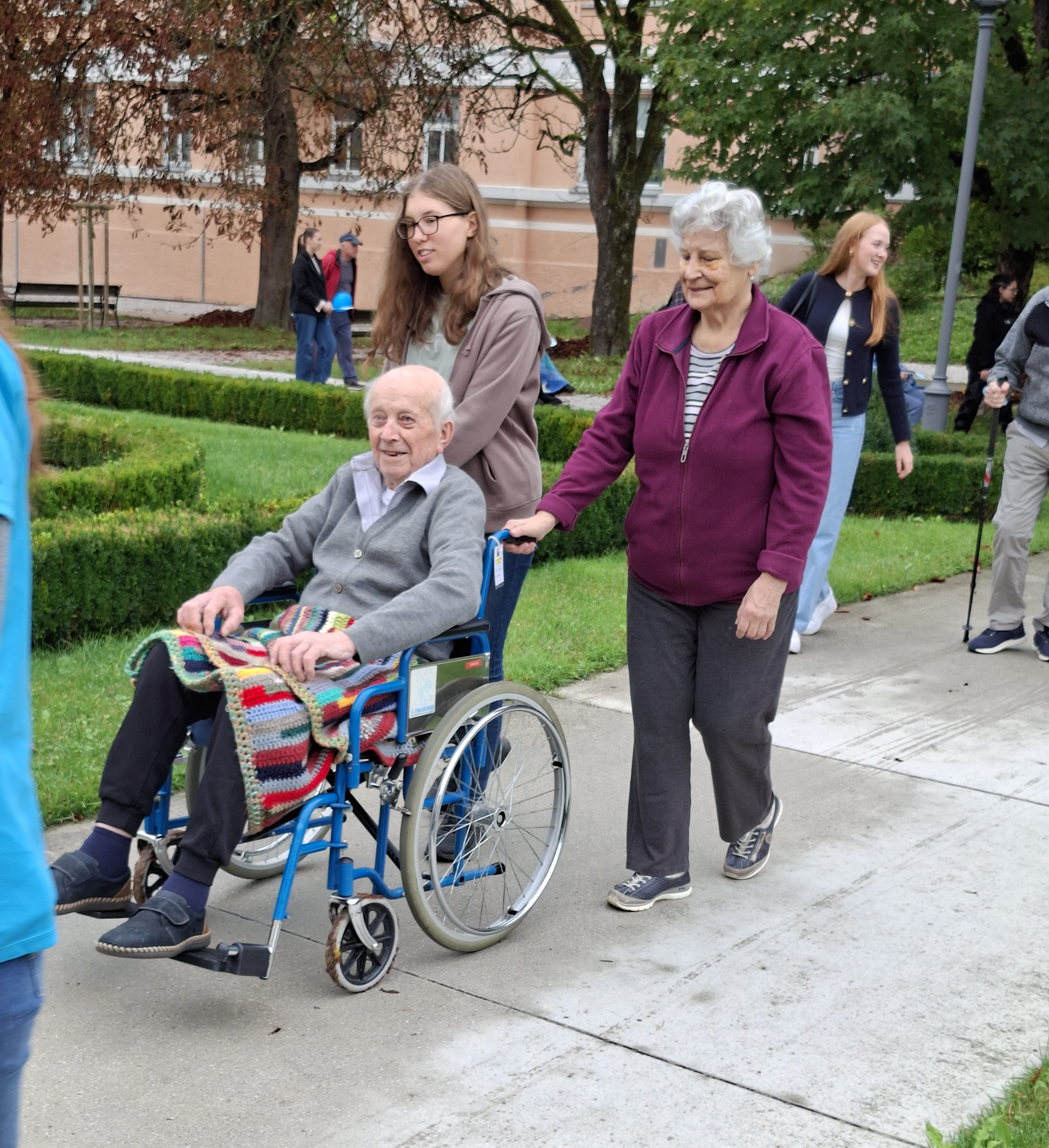 SPREHOD ZA SPOMIN OB DNEVU ALZHEIMERJEVE BOLEZNI