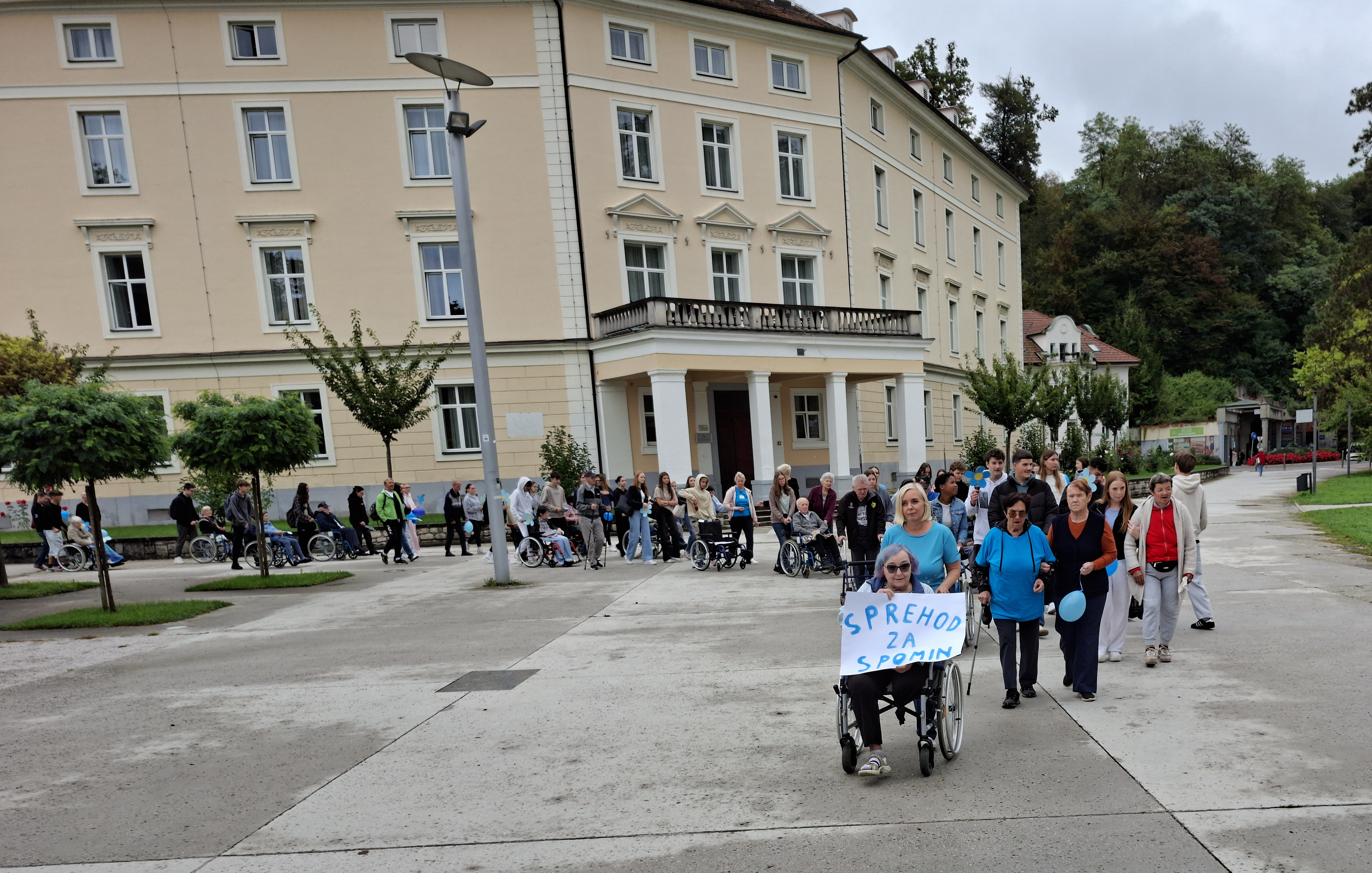 SPREHOD ZA SPOMIN OB DNEVU ALZHEIMERJEVE BOLEZNI