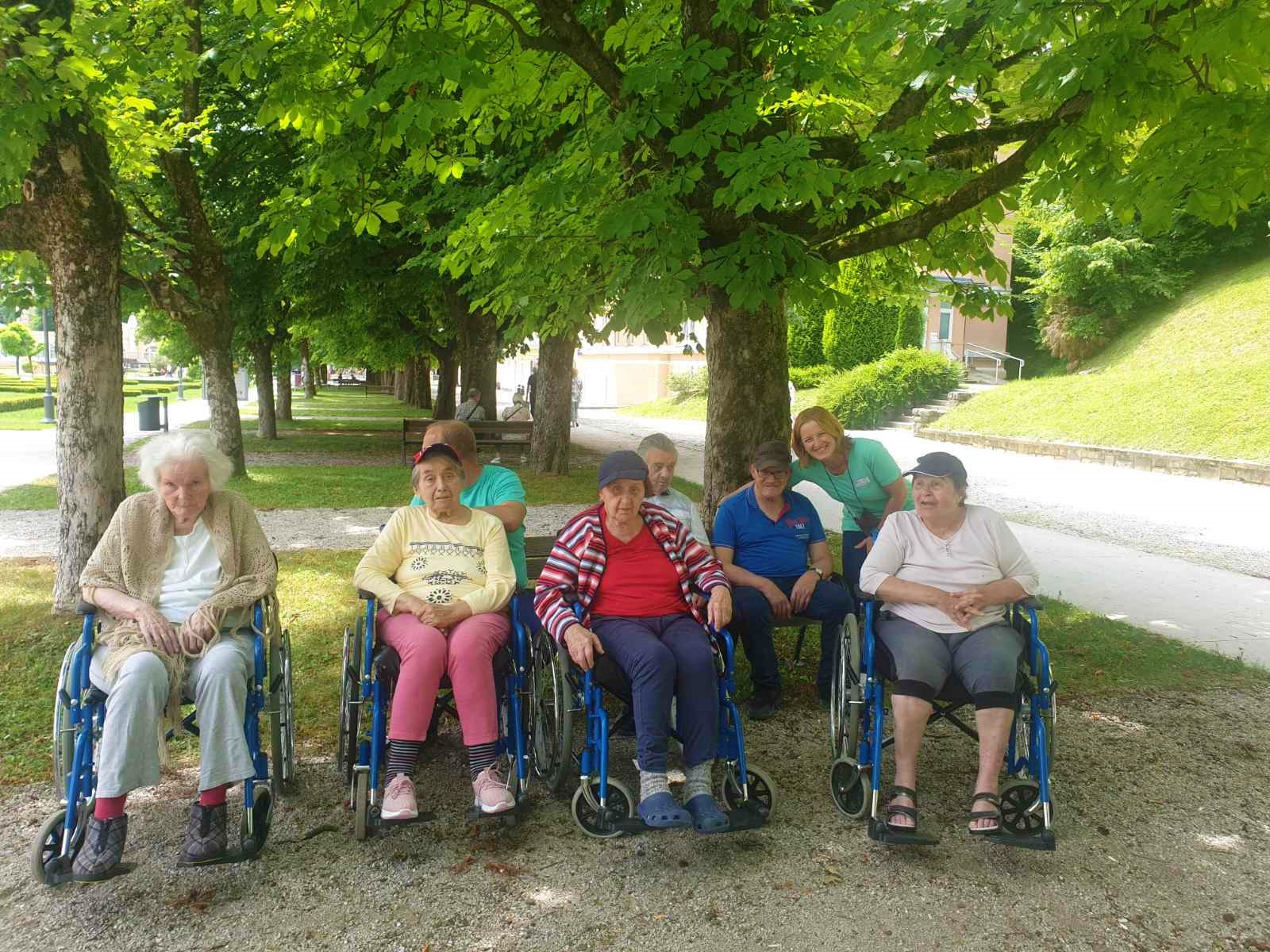 Sprehodi in vožnje na invalidskem vozičku za dušo in telo