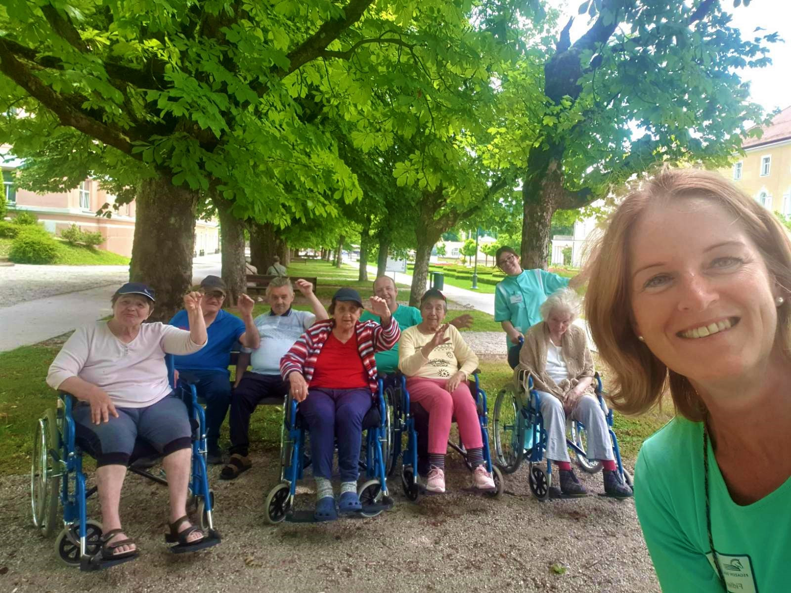 Sprehodi in vožnje na invalidskem vozičku za dušo in telo