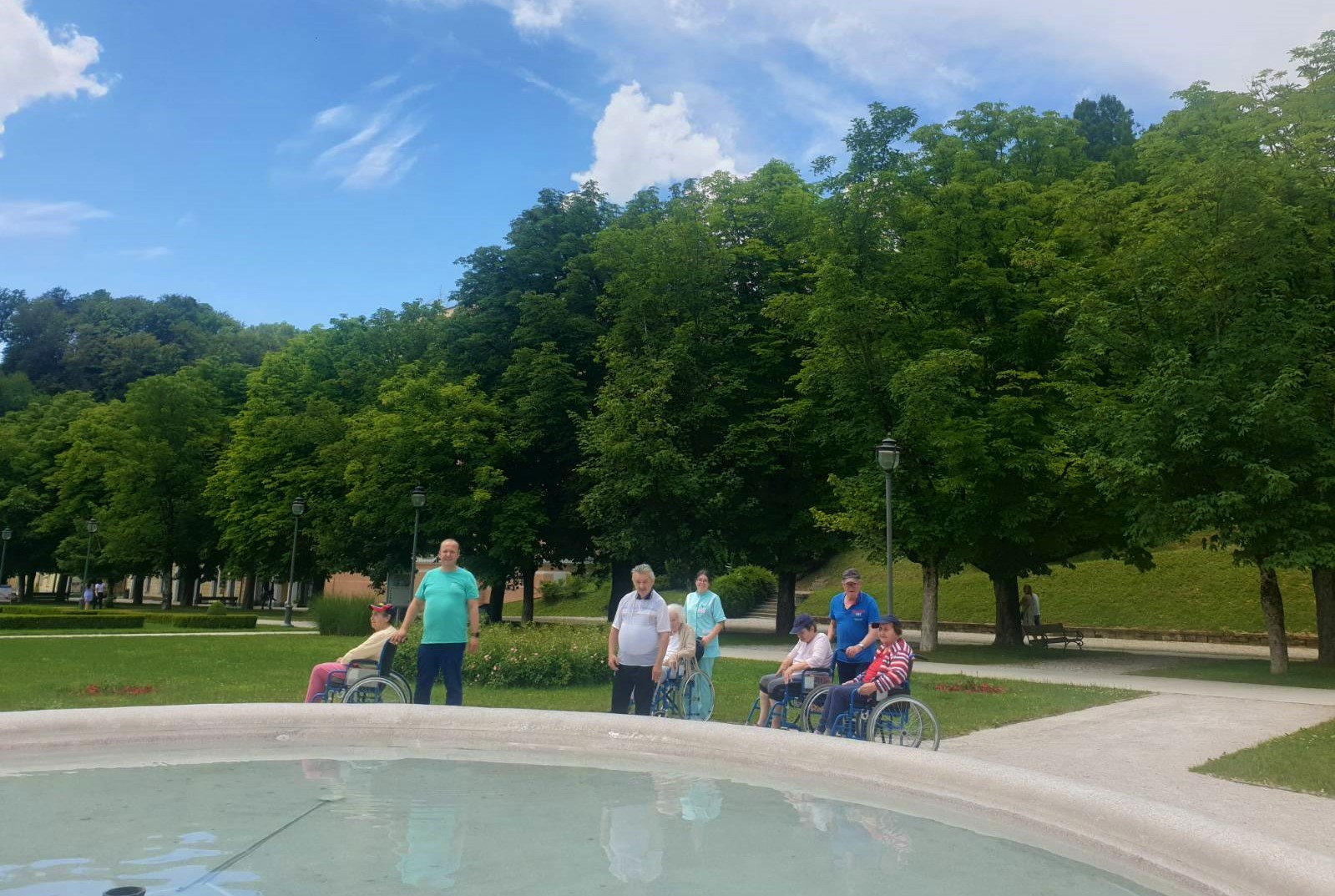 Sprehodi in vožnje na invalidskem vozičku za dušo in telo