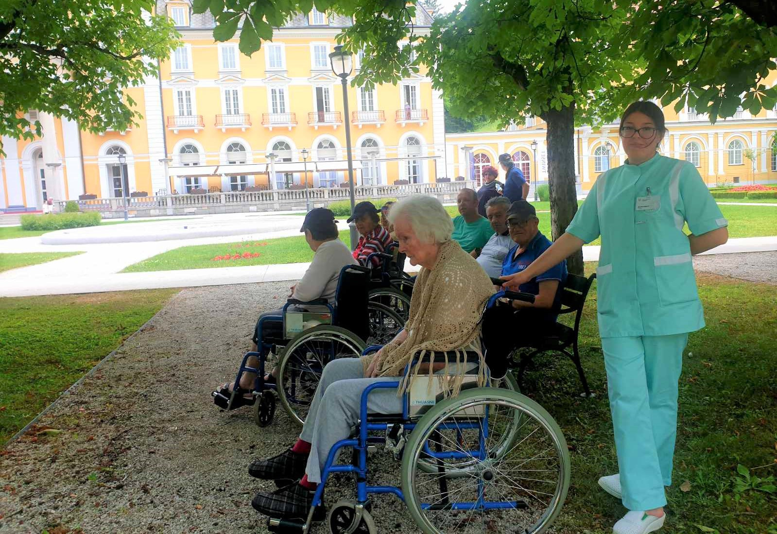 Sprehodi in vožnje na invalidskem vozičku za dušo in telo