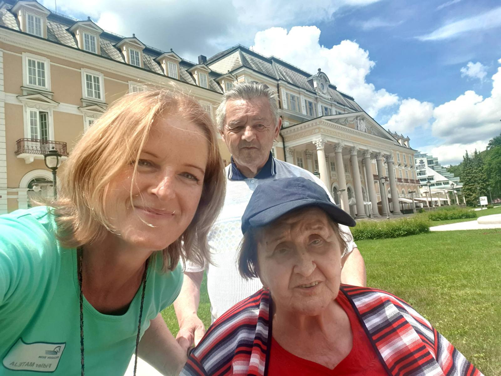 Sprehodi in vožnje na invalidskem vozičku za dušo in telo