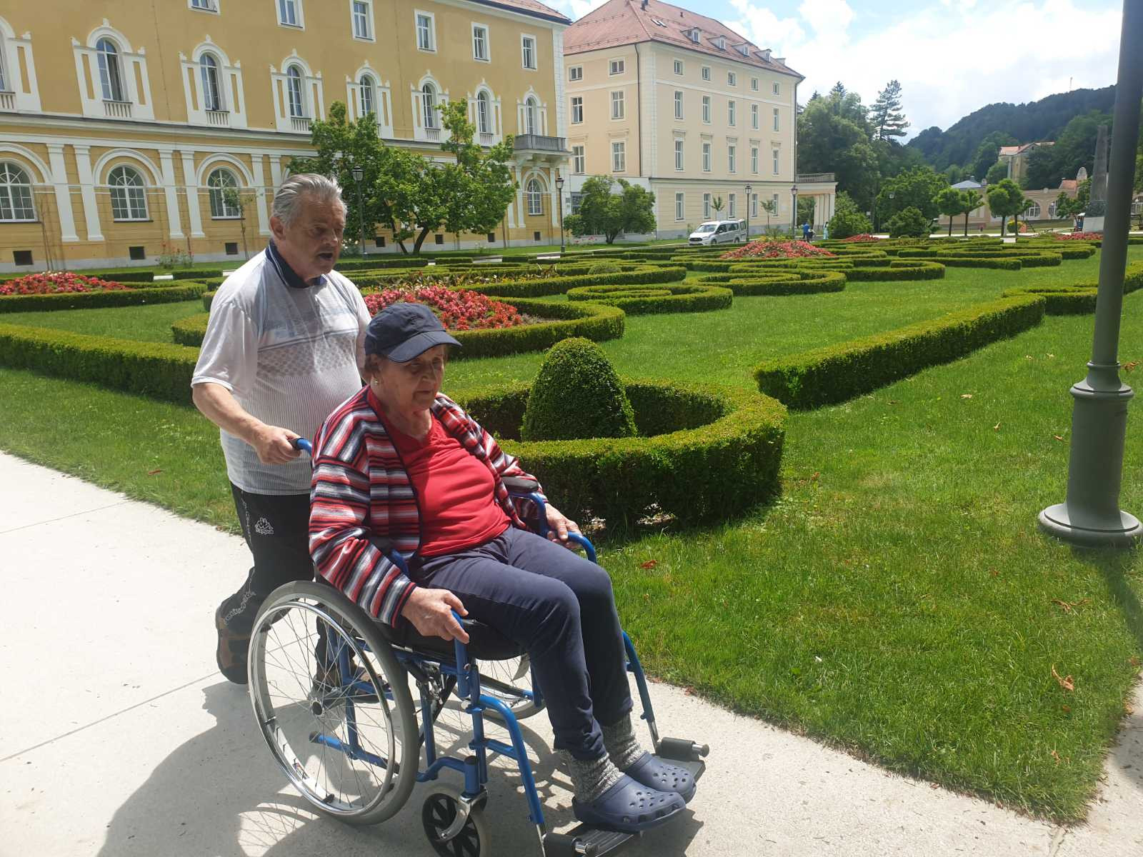 Sprehodi in vožnje na invalidskem vozičku za dušo in telo