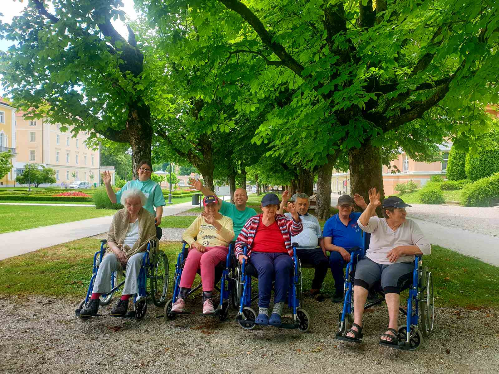 Sprehodi in vožnje na invalidskem vozičku za dušo in telo