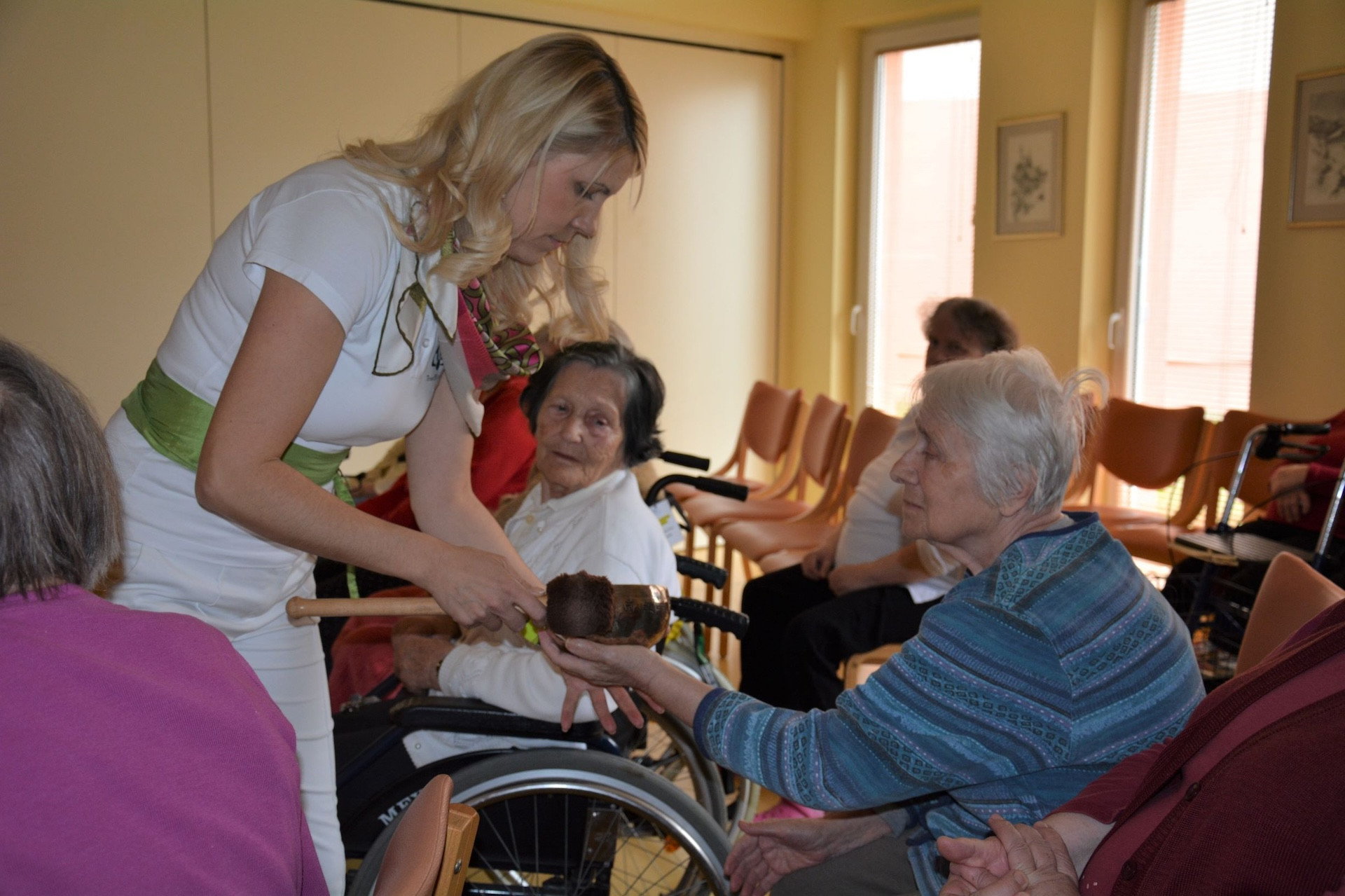 Sproščanje ob pojočih posodah z Matejo Bobek