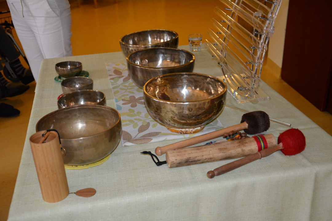 Sproščanje ob pojočih posodah z Matejo Bobek