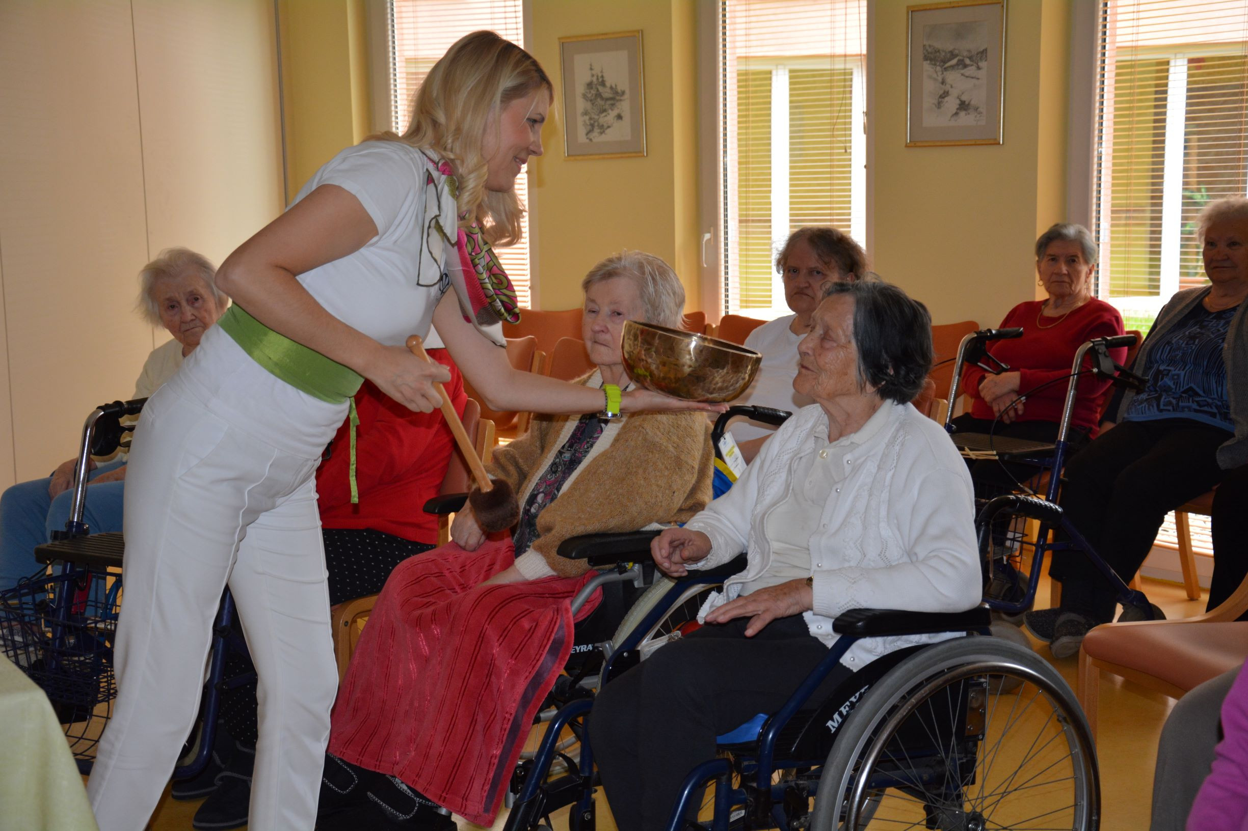 Sproščanje ob pojočih posodah z Matejo Bobek