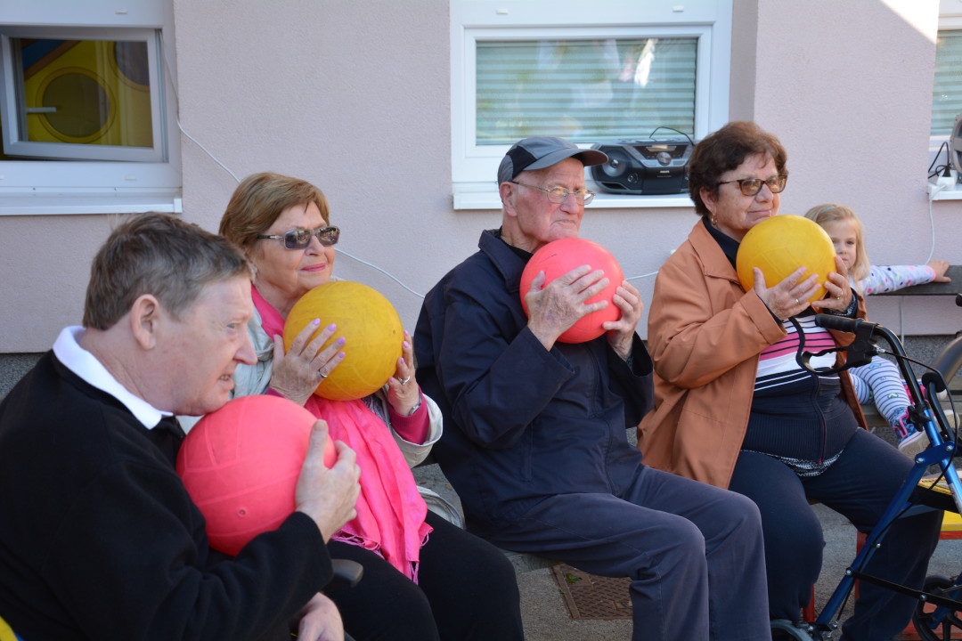 Stari in mladi se radi družimo