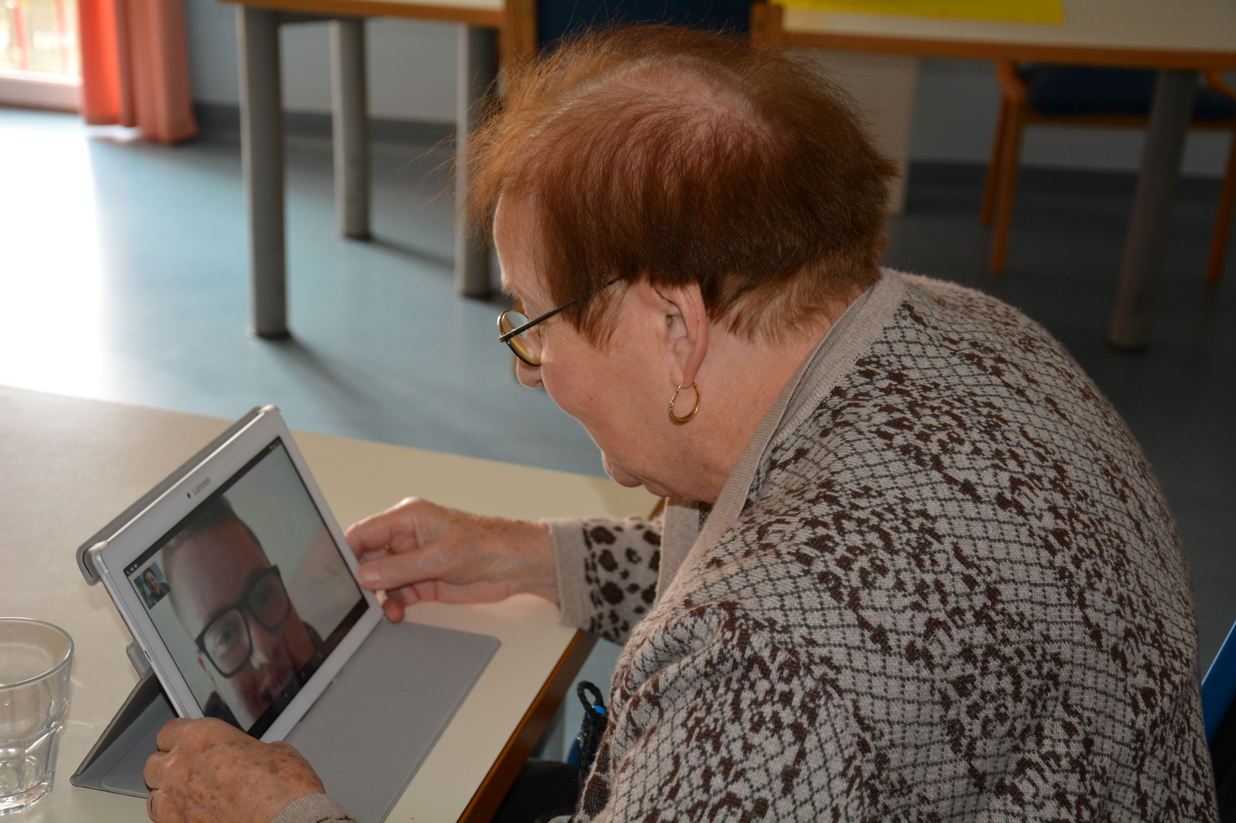 Svojci in stanovalci so povezani z video klici