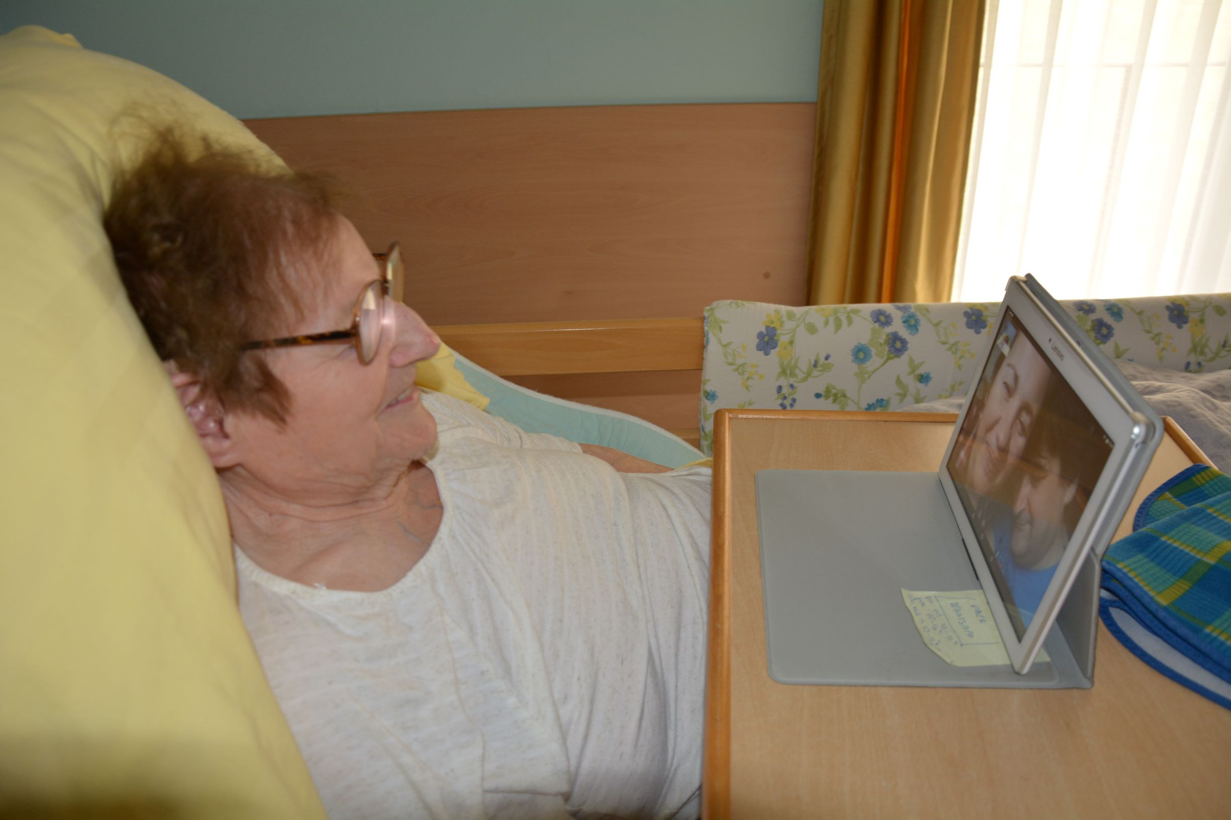 Svojci in stanovalci so povezani z video klici