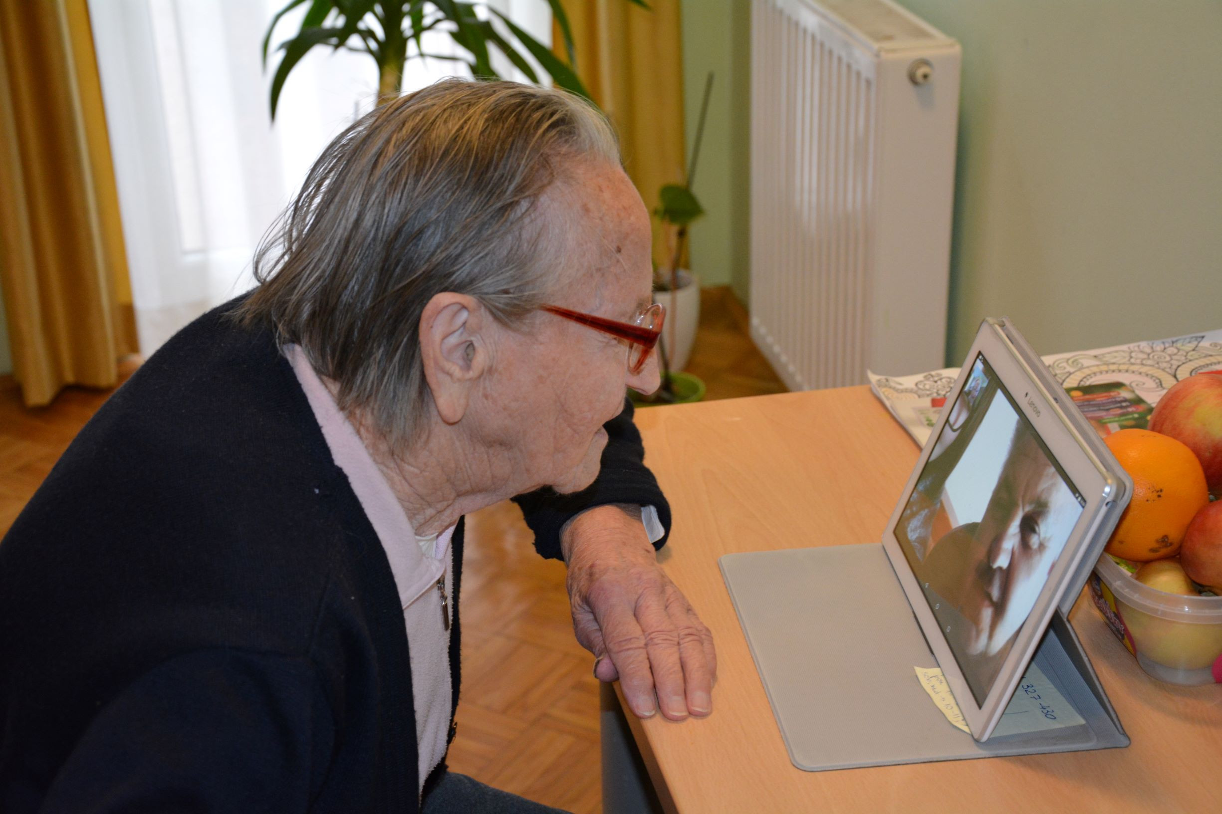 Svojci in stanovalci so povezani z video klici