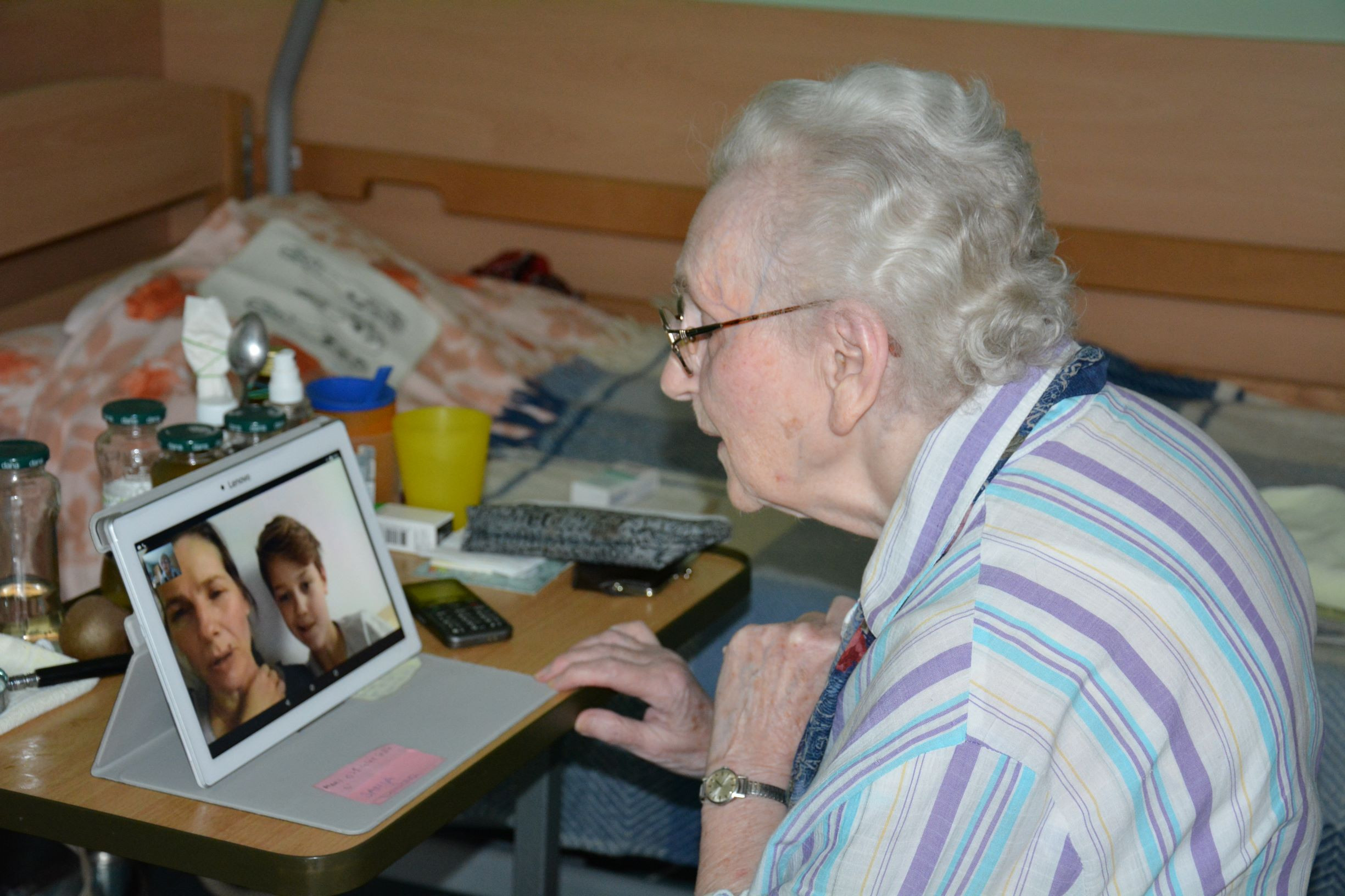 Svojci in stanovalci so povezani z video klici