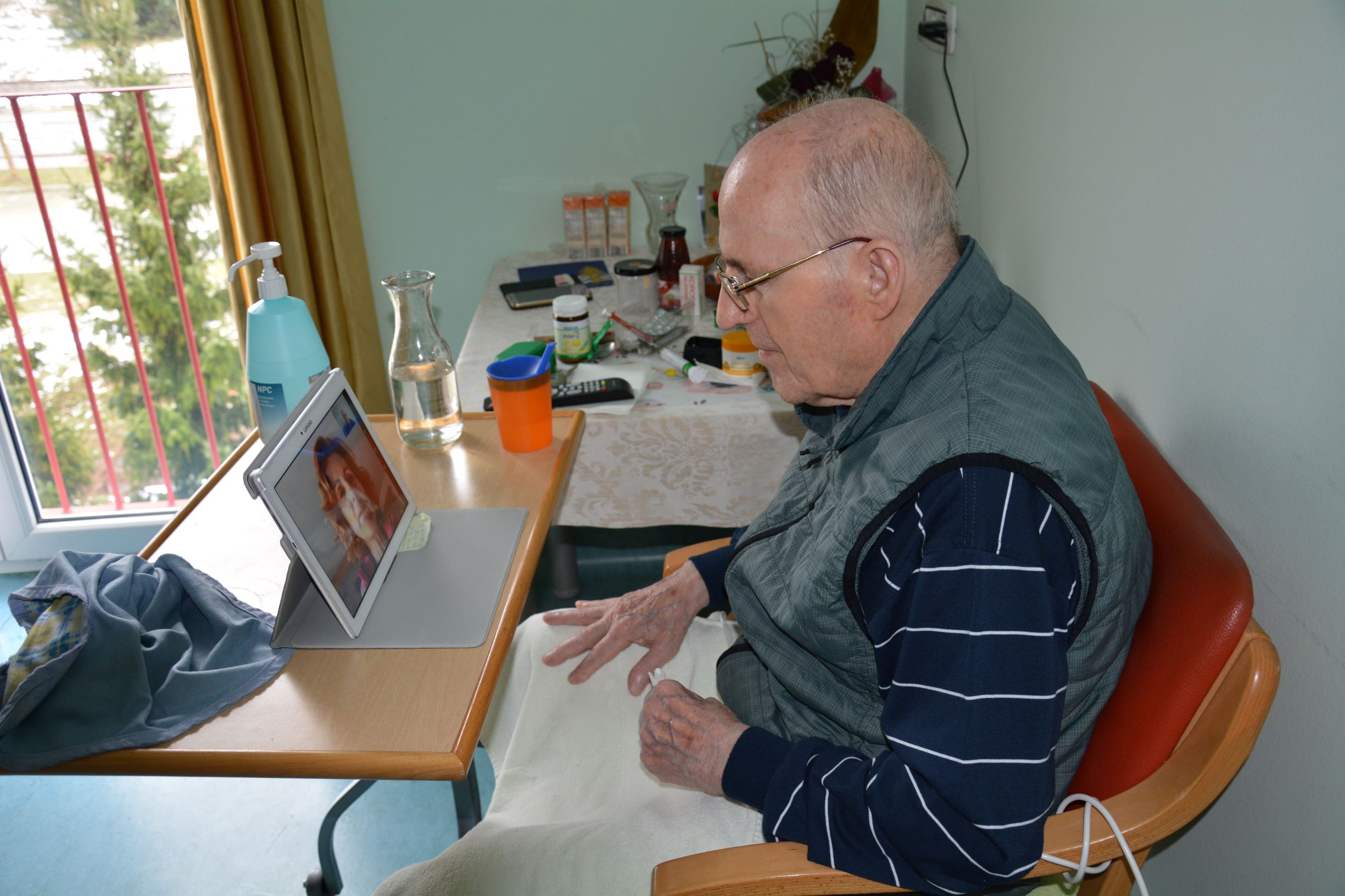 Svojci in stanovalci so povezani z video klici