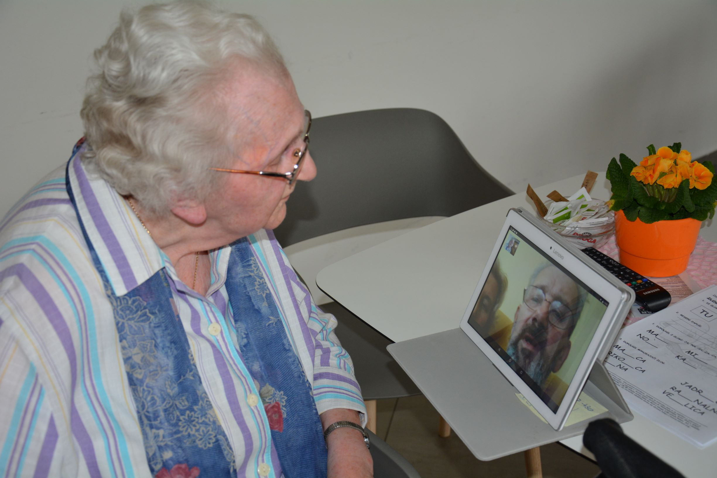 Svojci in stanovalci so povezani z video klici