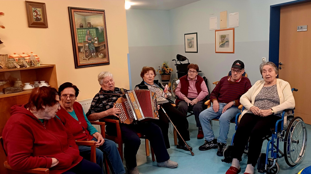 Telovadimo, pojemo in se spominjamo