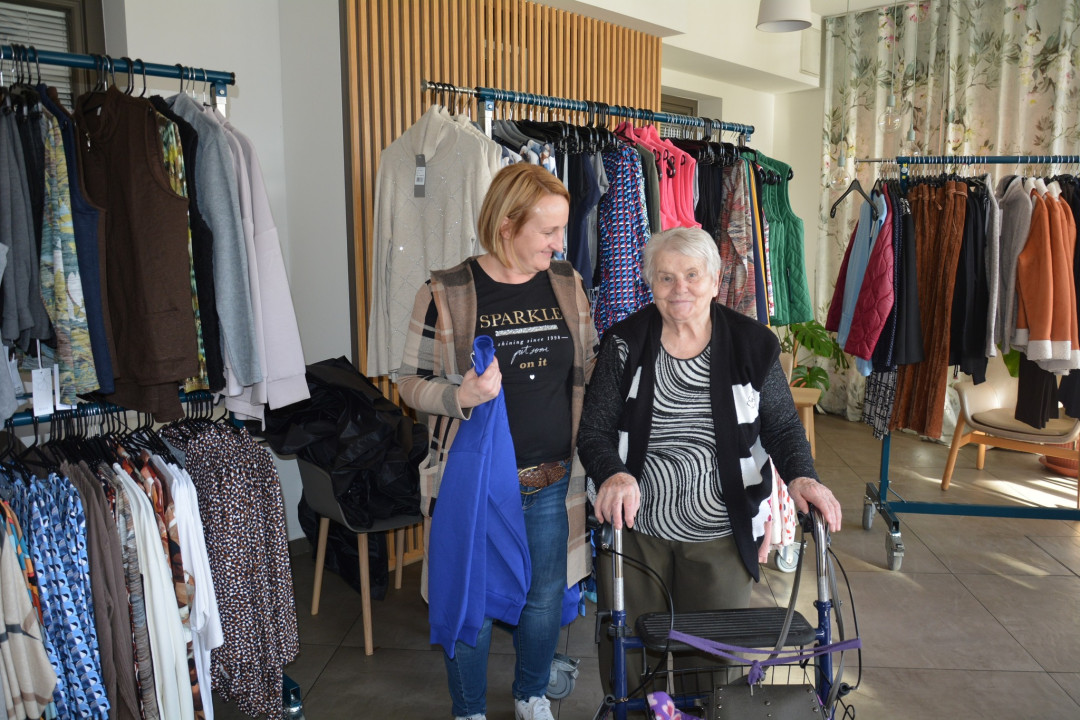 Trgovina in modna revija z oblačili Senior