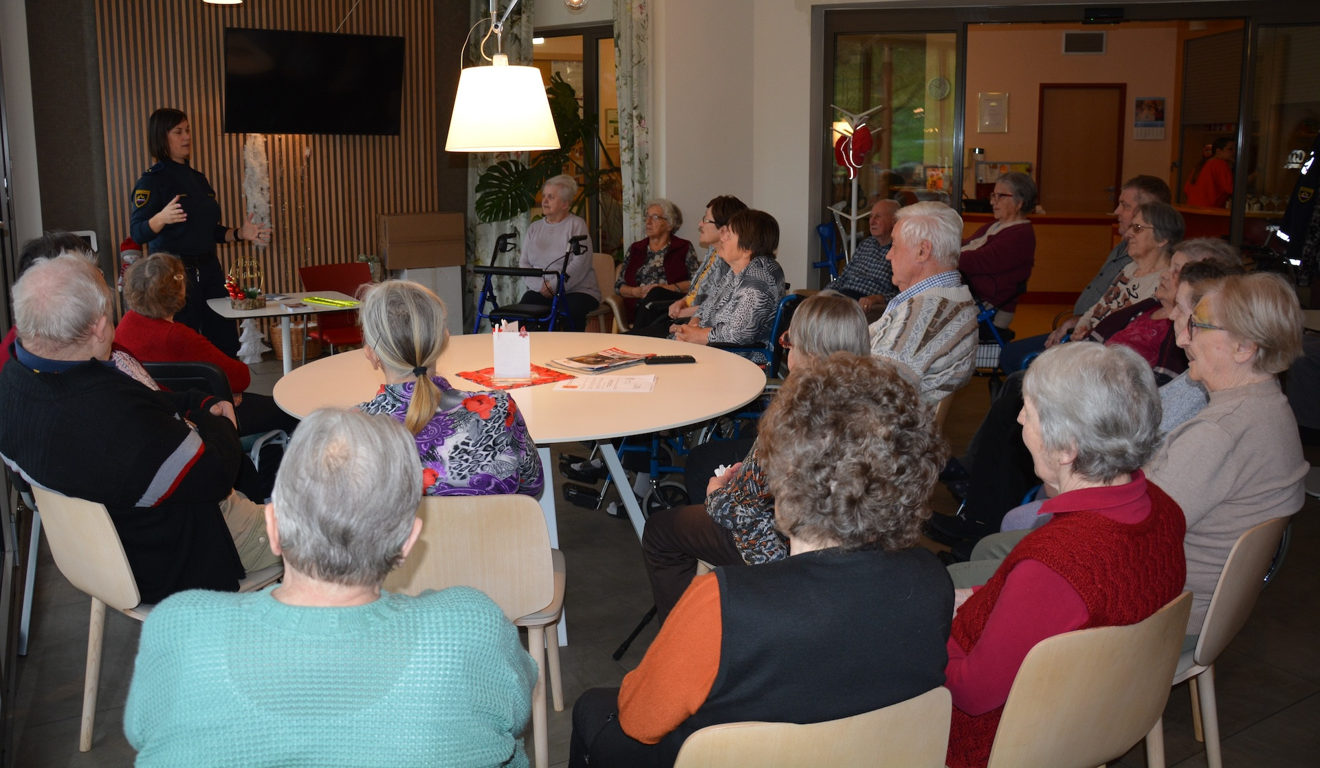 TUDI KOT PEŠČI MORAMO POSKRBETI ZA SVOJO VARNOST