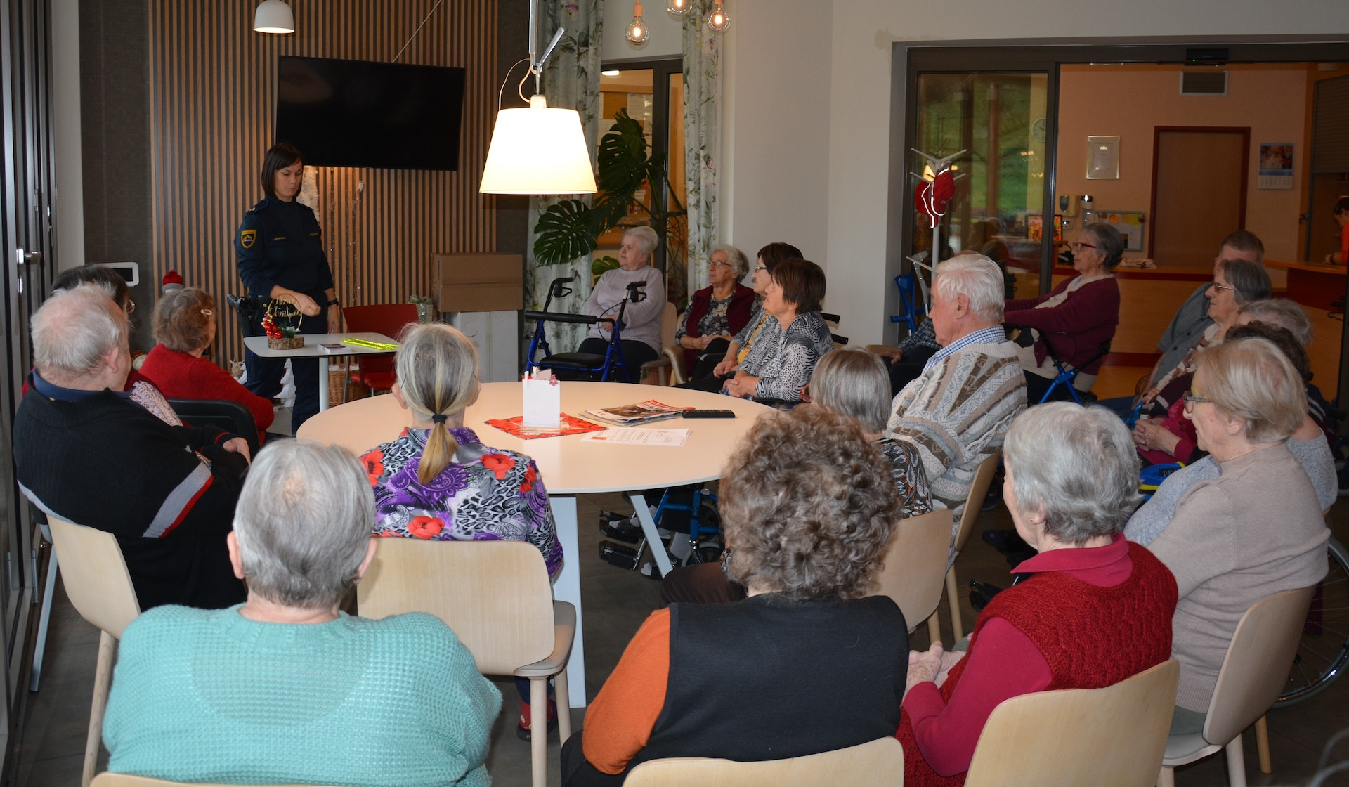 TUDI KOT PEŠČI MORAMO POSKRBETI ZA SVOJO VARNOST