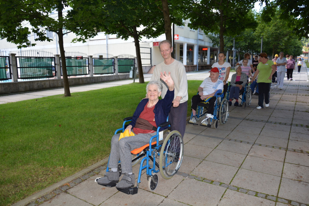 Učenke 2. OŠ peljale stanovalce v park