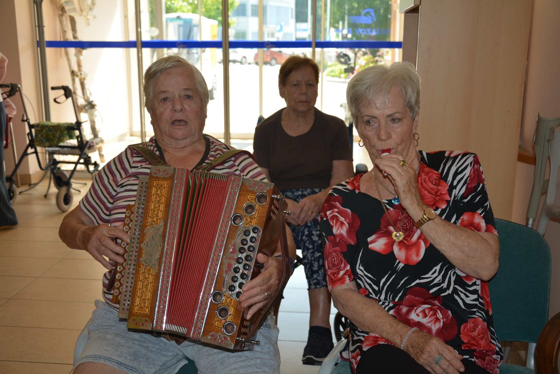 V naši avli so zasijale slike Ernesta Artiča