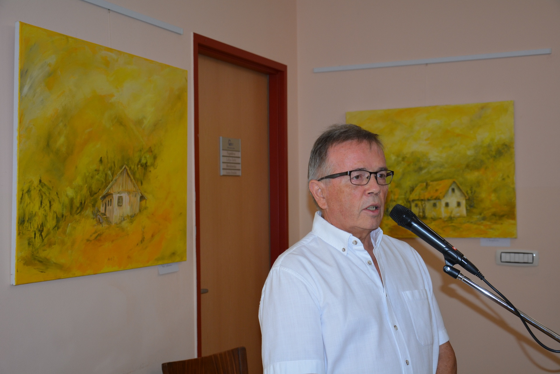 V naši avli so zasijale slike Ernesta Artiča