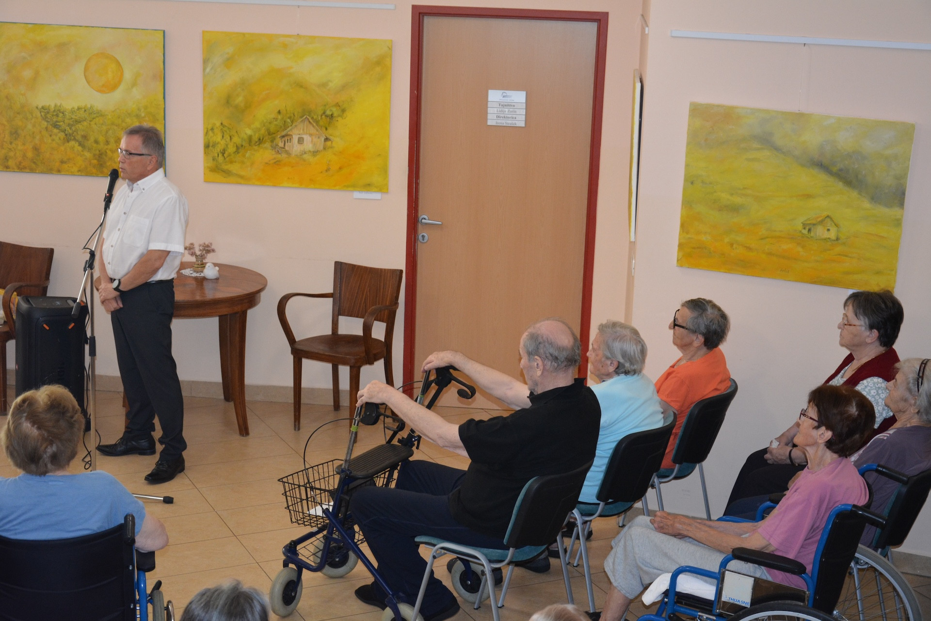 V naši avli so zasijale slike Ernesta Artiča