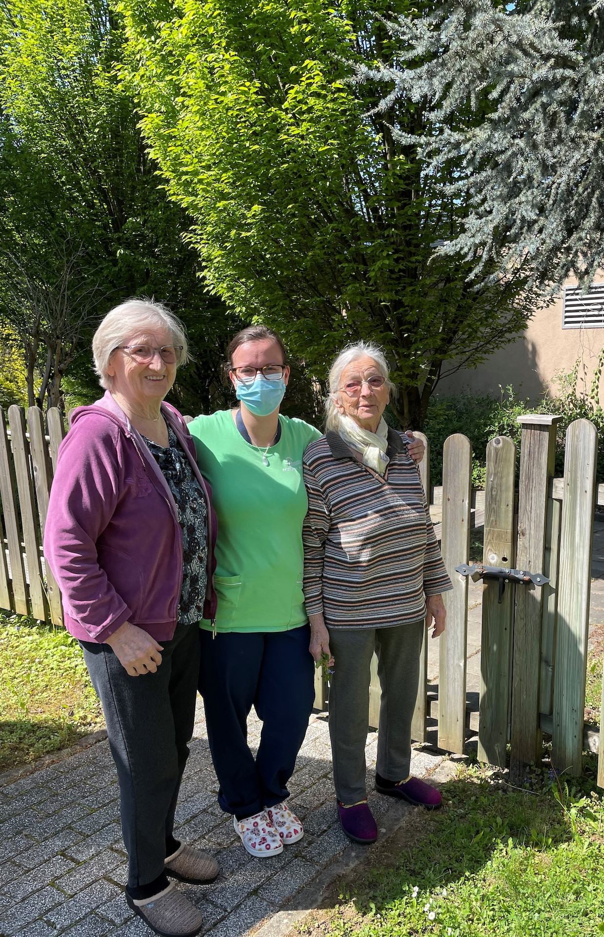 V tem tednu smo bili v skupinah demenc zelo aktivni... Zunaj smo urejali vrtičke, se sprehajali in telovadili zunaj, pekli pecivo... Naj bo takšnih tednov čim več!