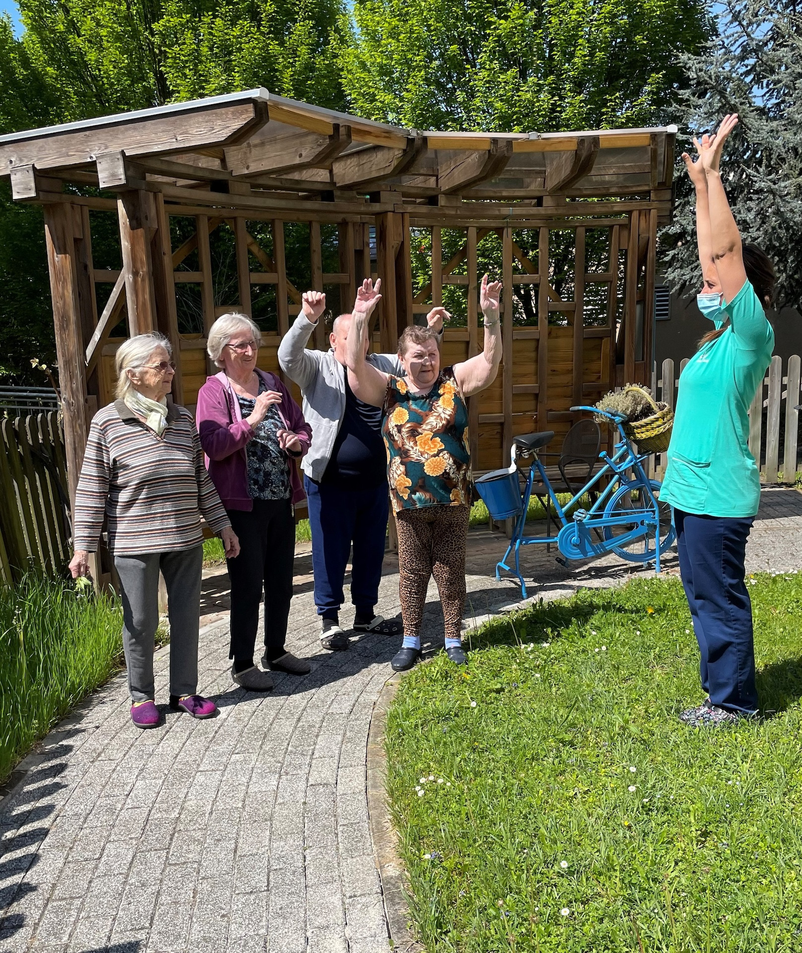 V tem tednu smo bili v skupinah demenc zelo aktivni... Zunaj smo urejali vrtičke, se sprehajali in telovadili zunaj, pekli pecivo... Naj bo takšnih tednov čim več!