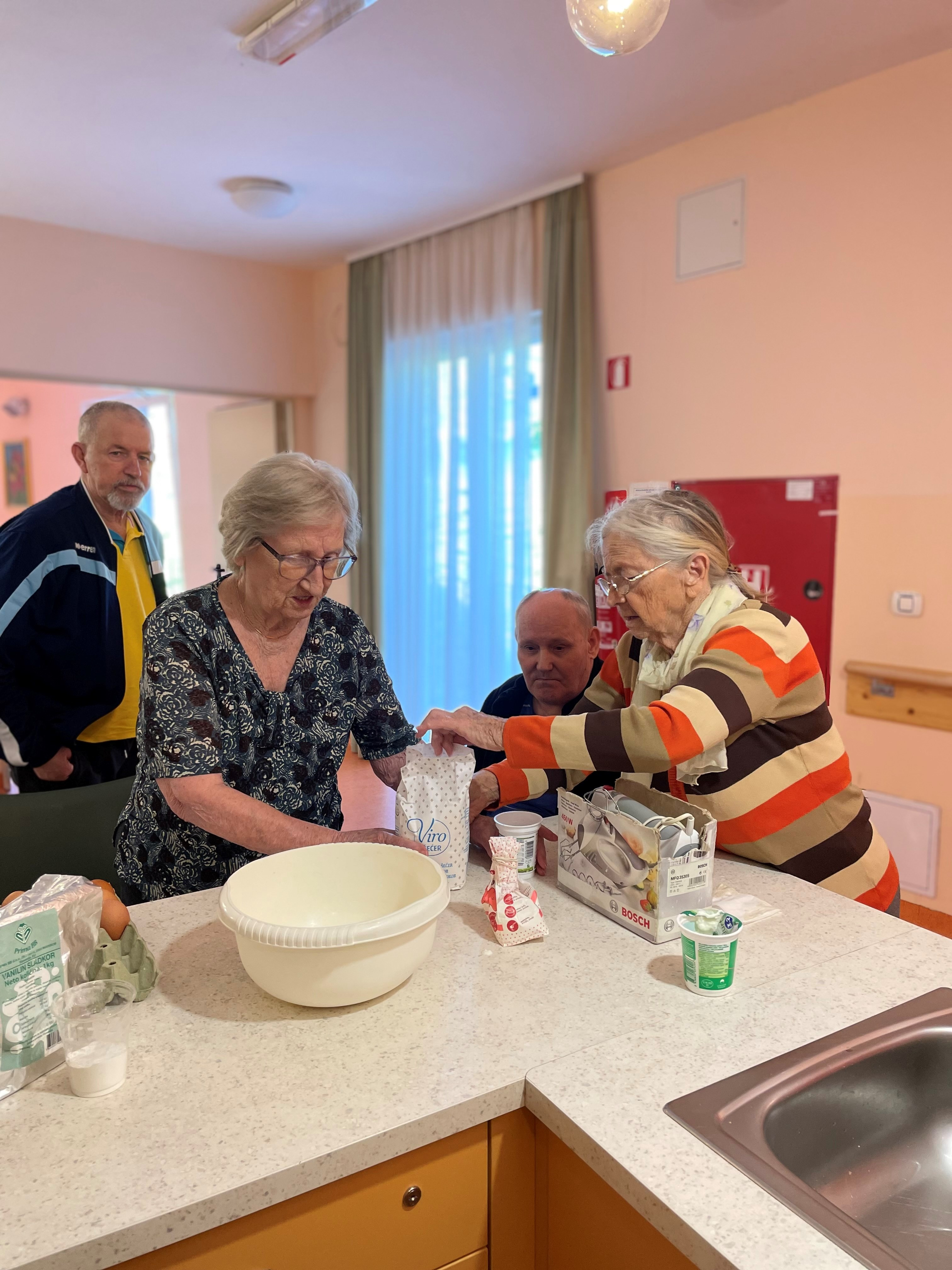 V tem tednu smo bili v skupinah demenc zelo aktivni... Zunaj smo urejali vrtičke, se sprehajali in telovadili zunaj, pekli pecivo... Naj bo takšnih tednov čim več!