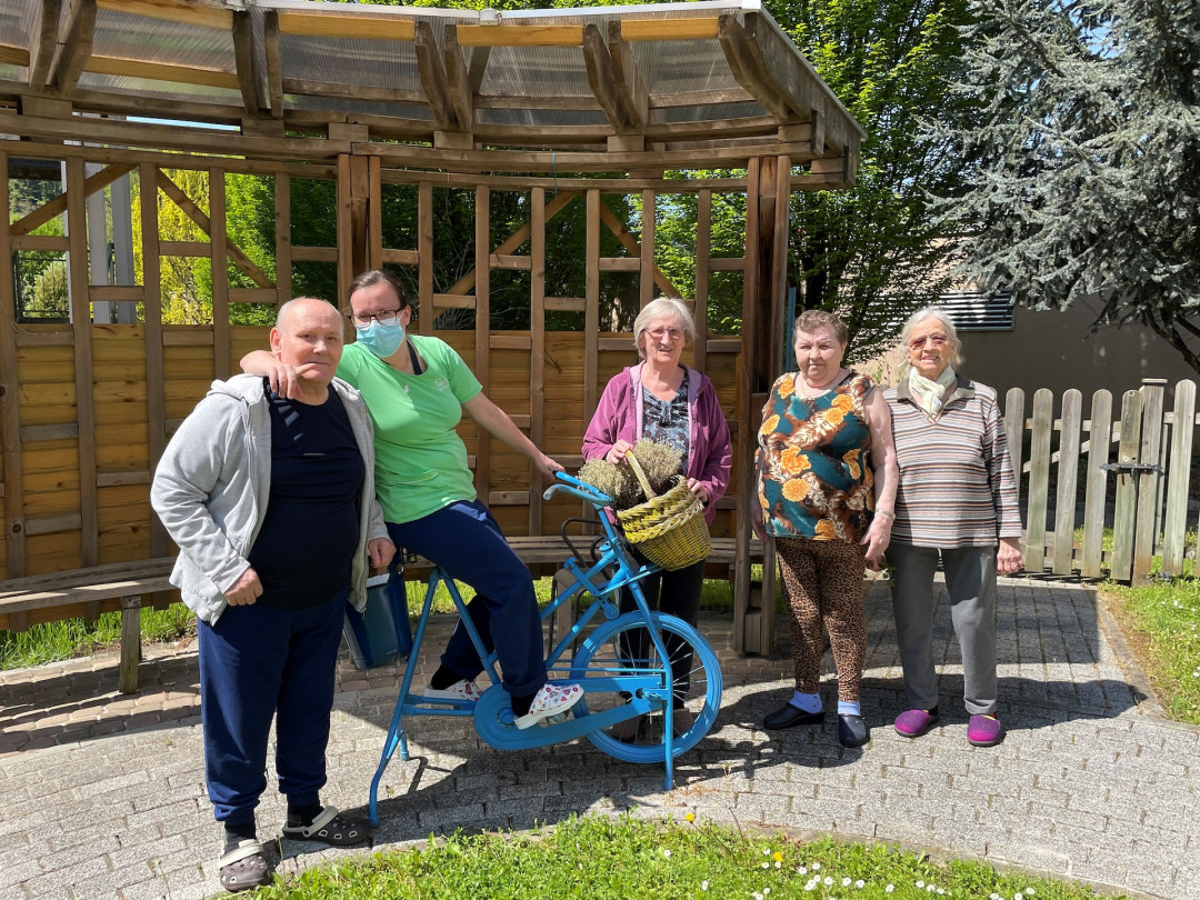 V tem tednu smo bili v skupinah demenc zelo aktivni... Zunaj smo urejali vrtičke, se sprehajali in telovadili zunaj, pekli pecivo... Naj bo takšnih tednov čim več!