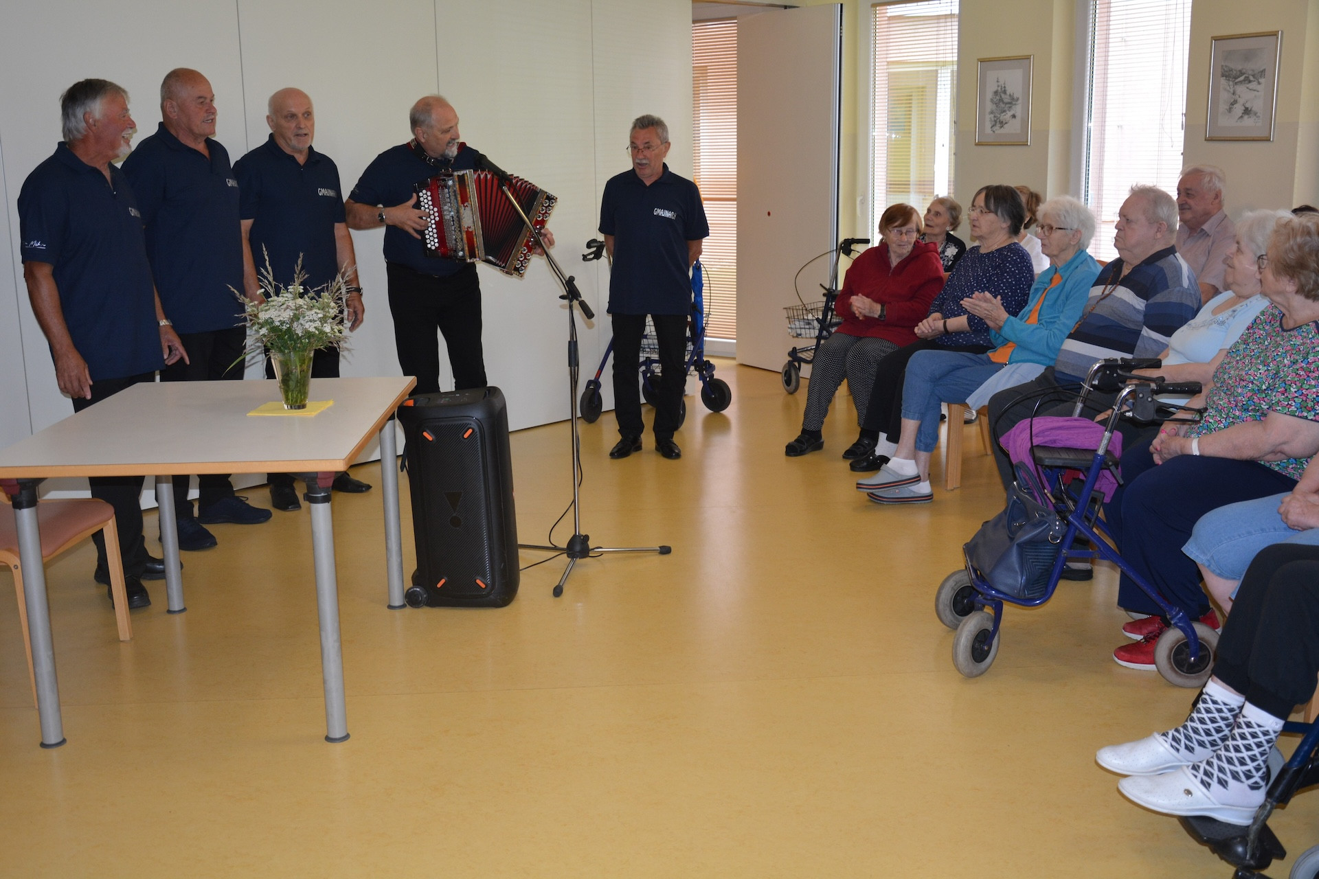 Veseli četrtek z Gmajnarji in Klepetuljami