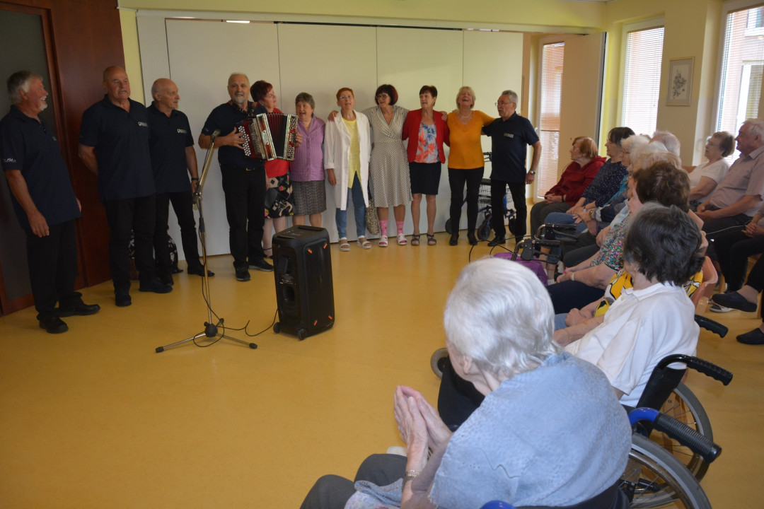 Veseli četrtek z Gmajnarji in Klepetuljami