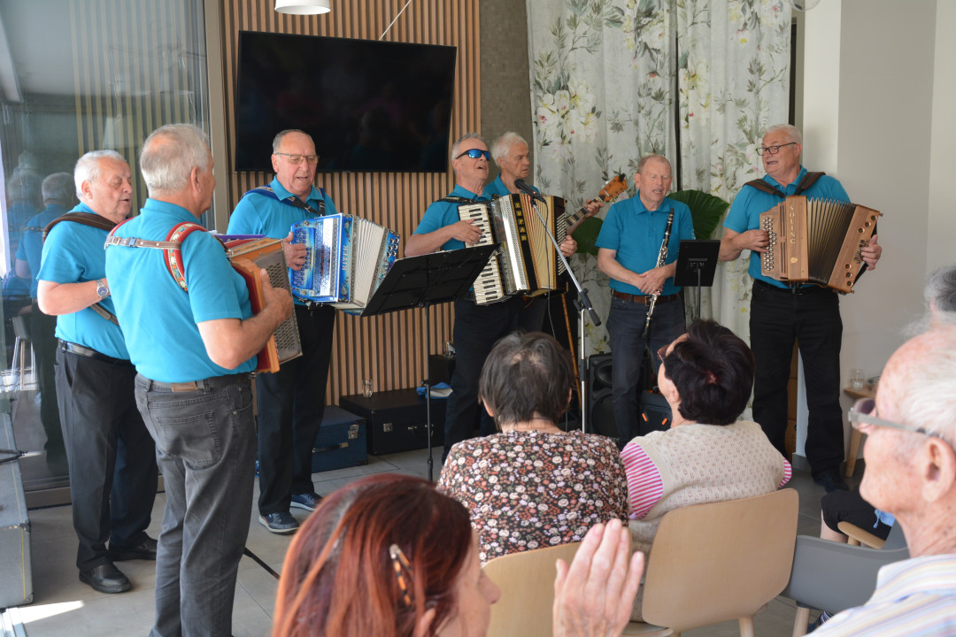 Veselica z ansamblom Vingosi