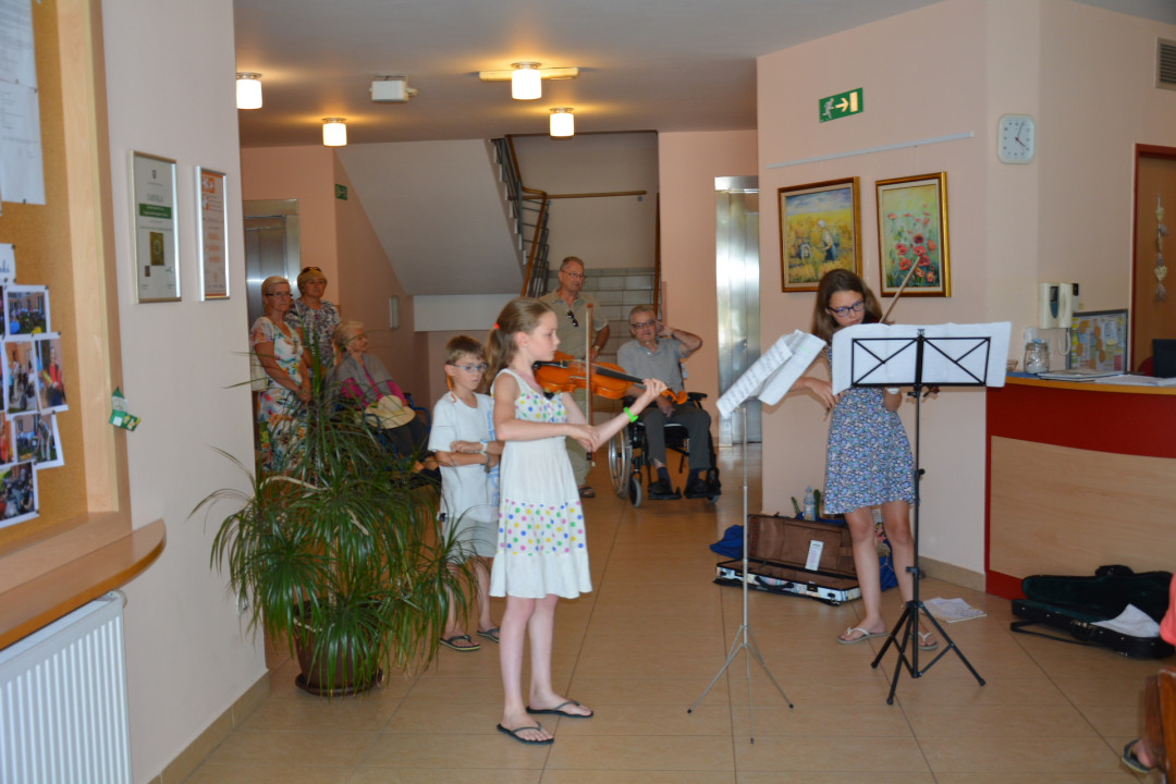 Violinski nastop Julije in Elizabete