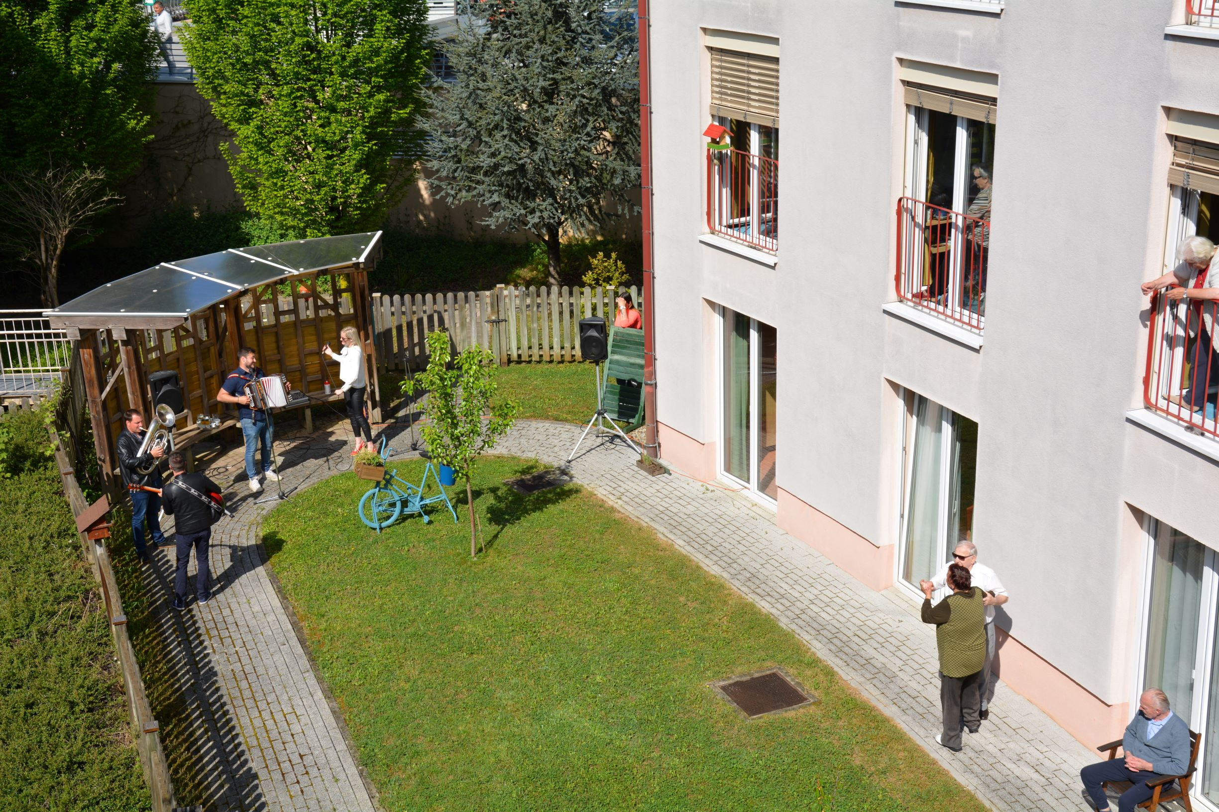 Vrtna veselica s slovensko glasbo