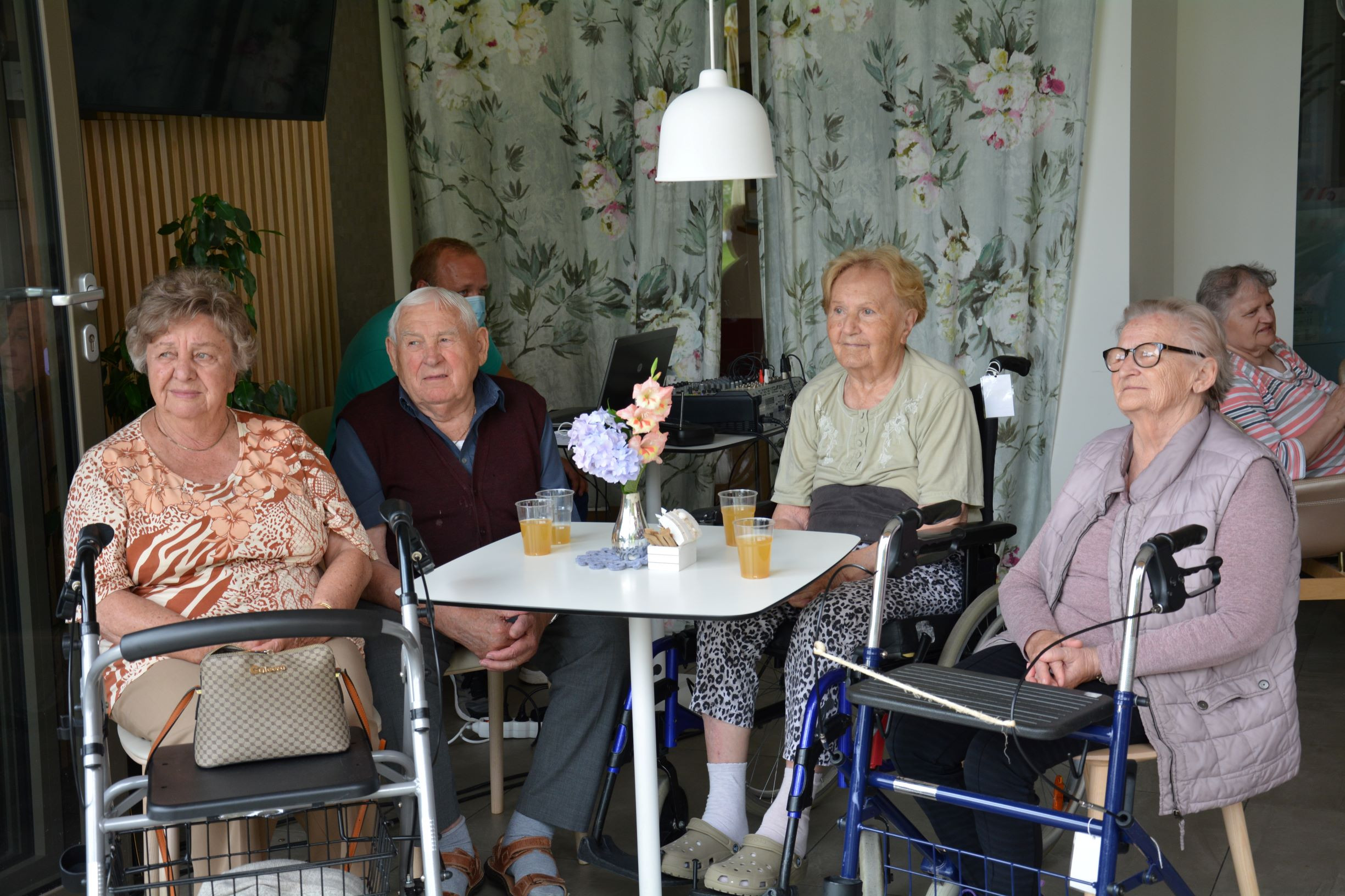 Vsem Anam čestitamo ob njihovem prazniku