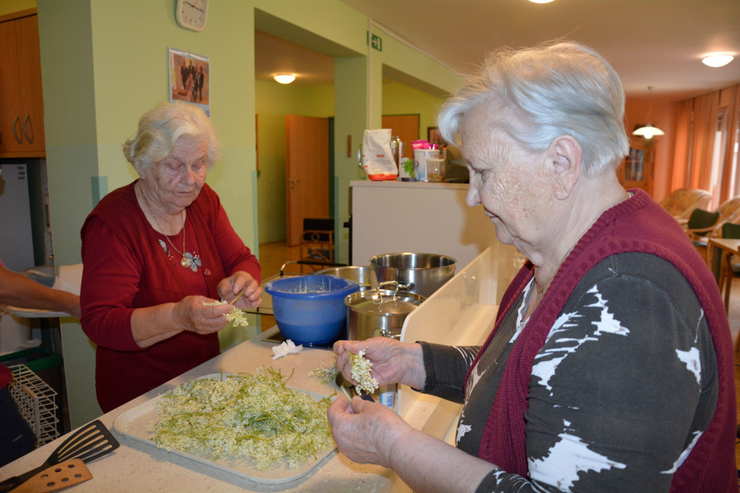 Zadišalo je po bezgu