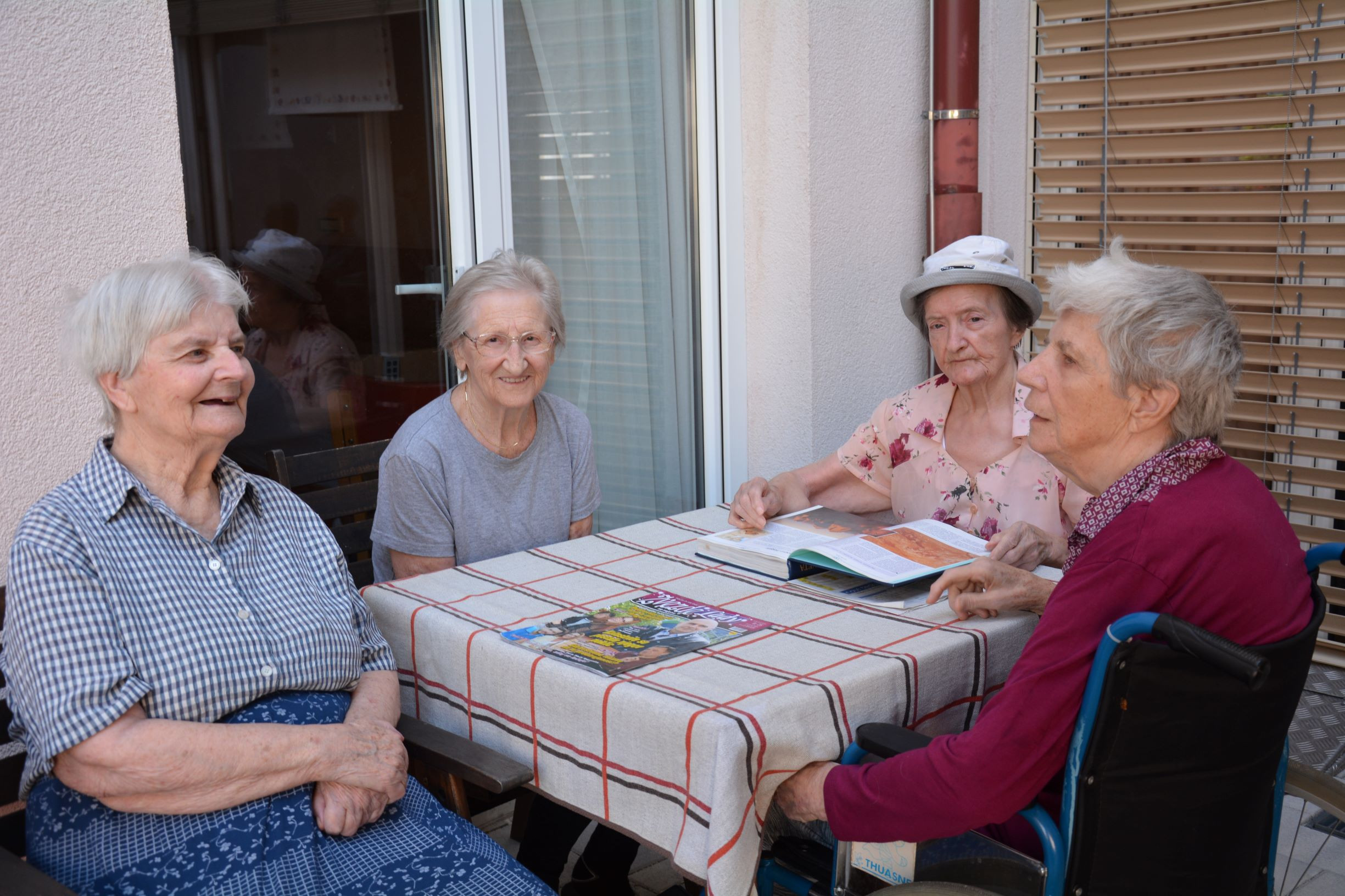 Zajtrk na terasi skupine Zarja