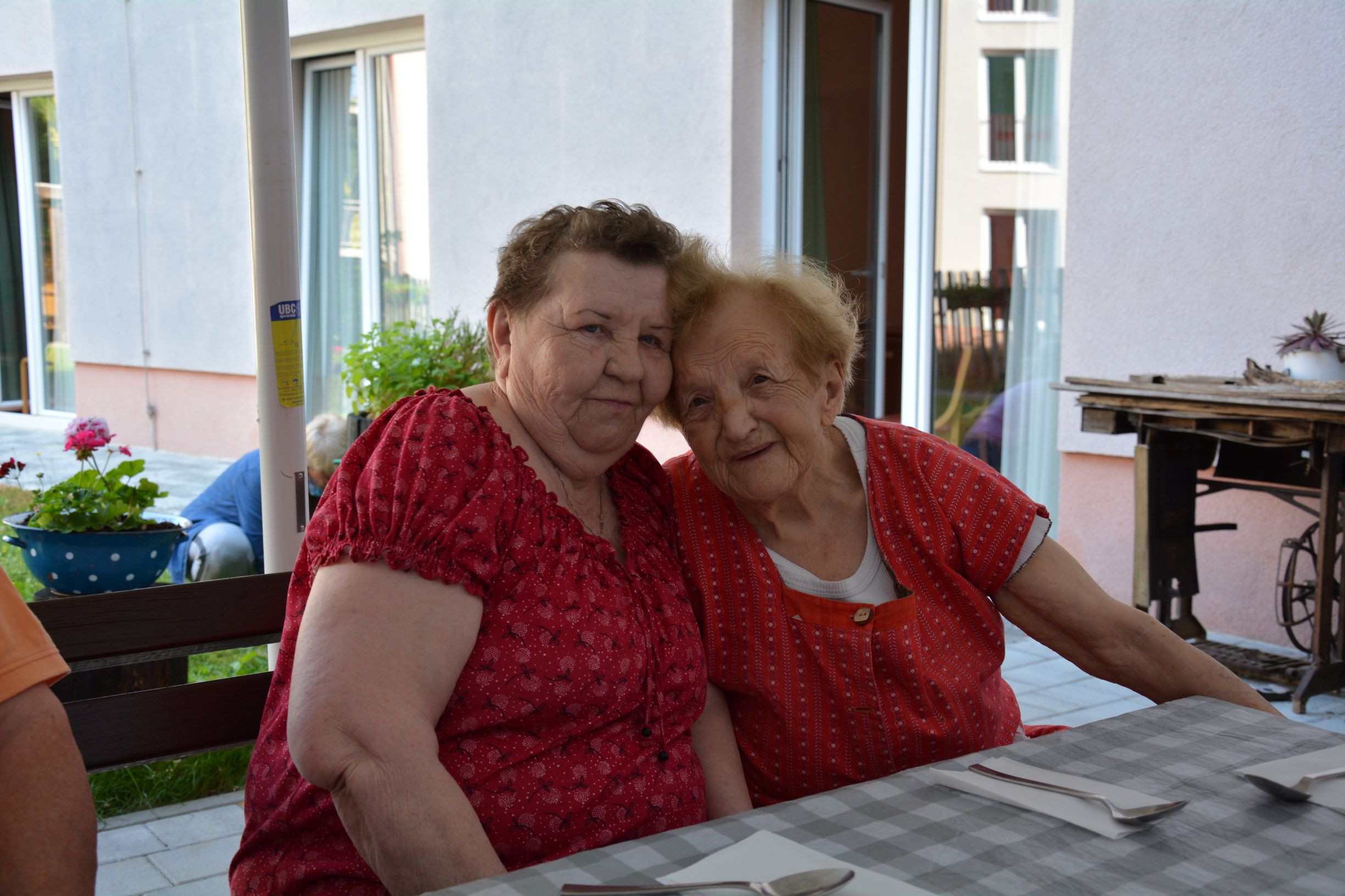 Zajtrk na terasi skupine Zarja